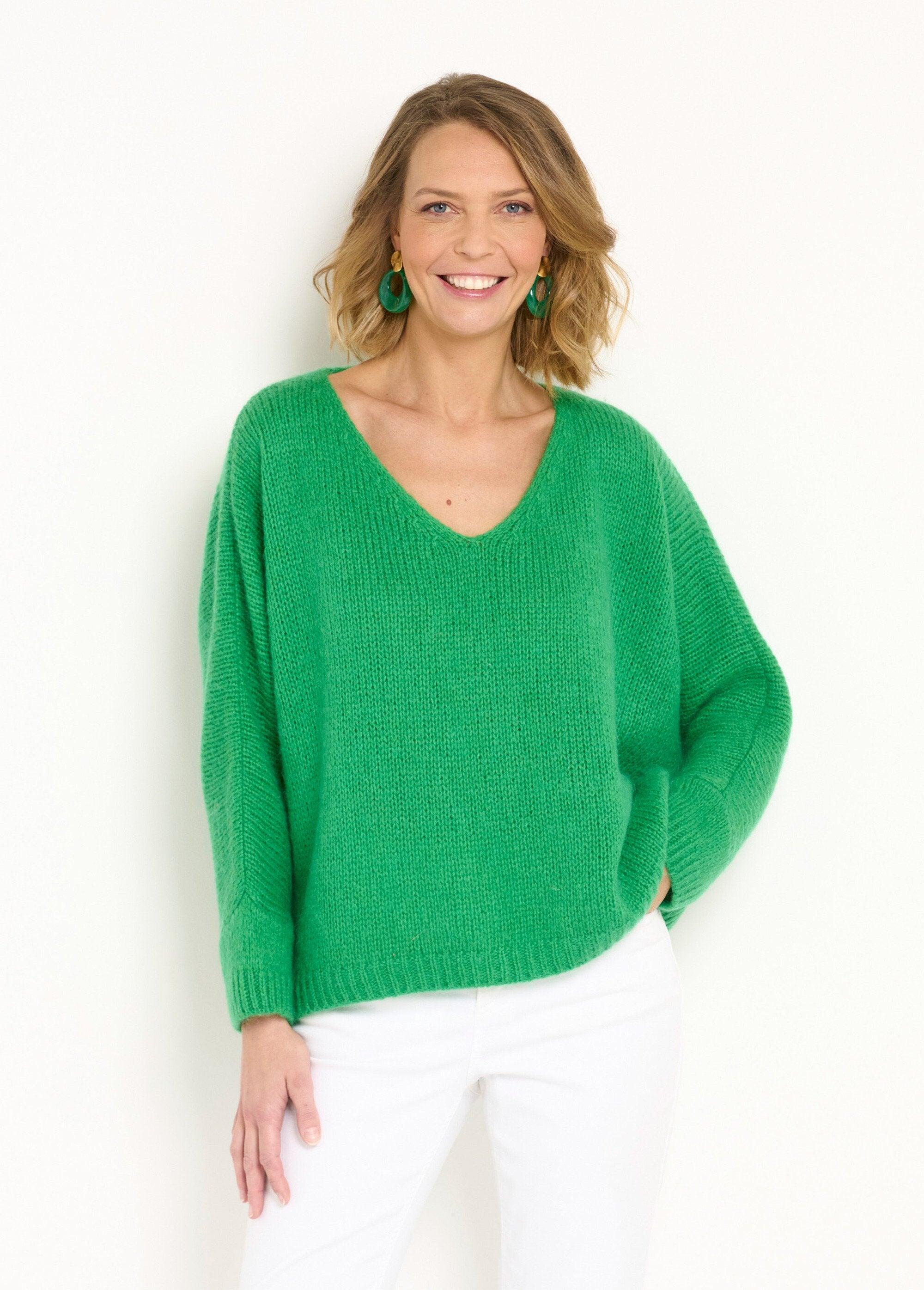 Suéter_cálido_de_lana_mohair_con_cuello_en_V_y_sisas_caídas_Verde_FA1_slim