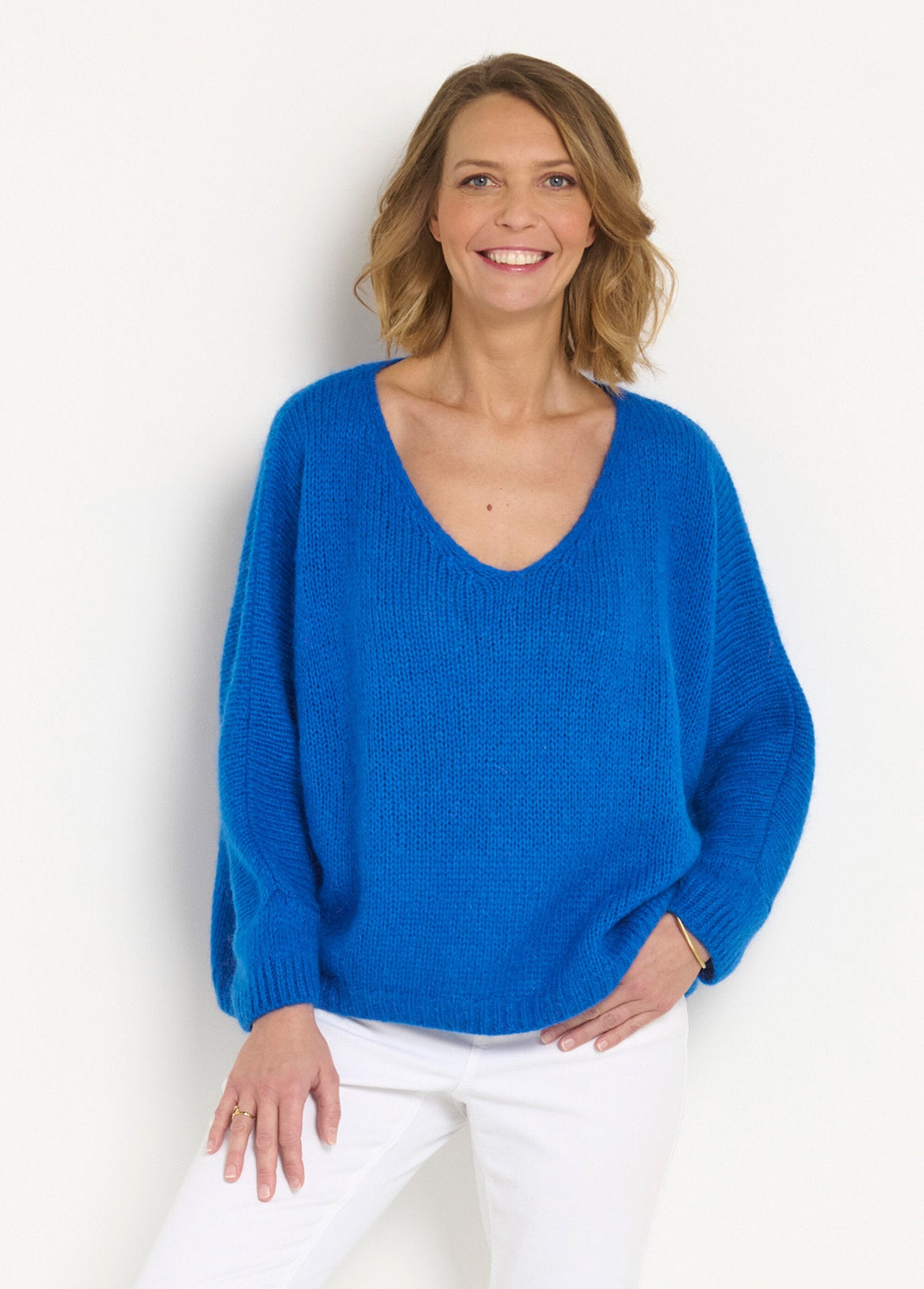 Suéter_cálido_de_lana_mohair_con_cuello_en_V_y_sisas_caídas_Azul_electrico_FA1_slim