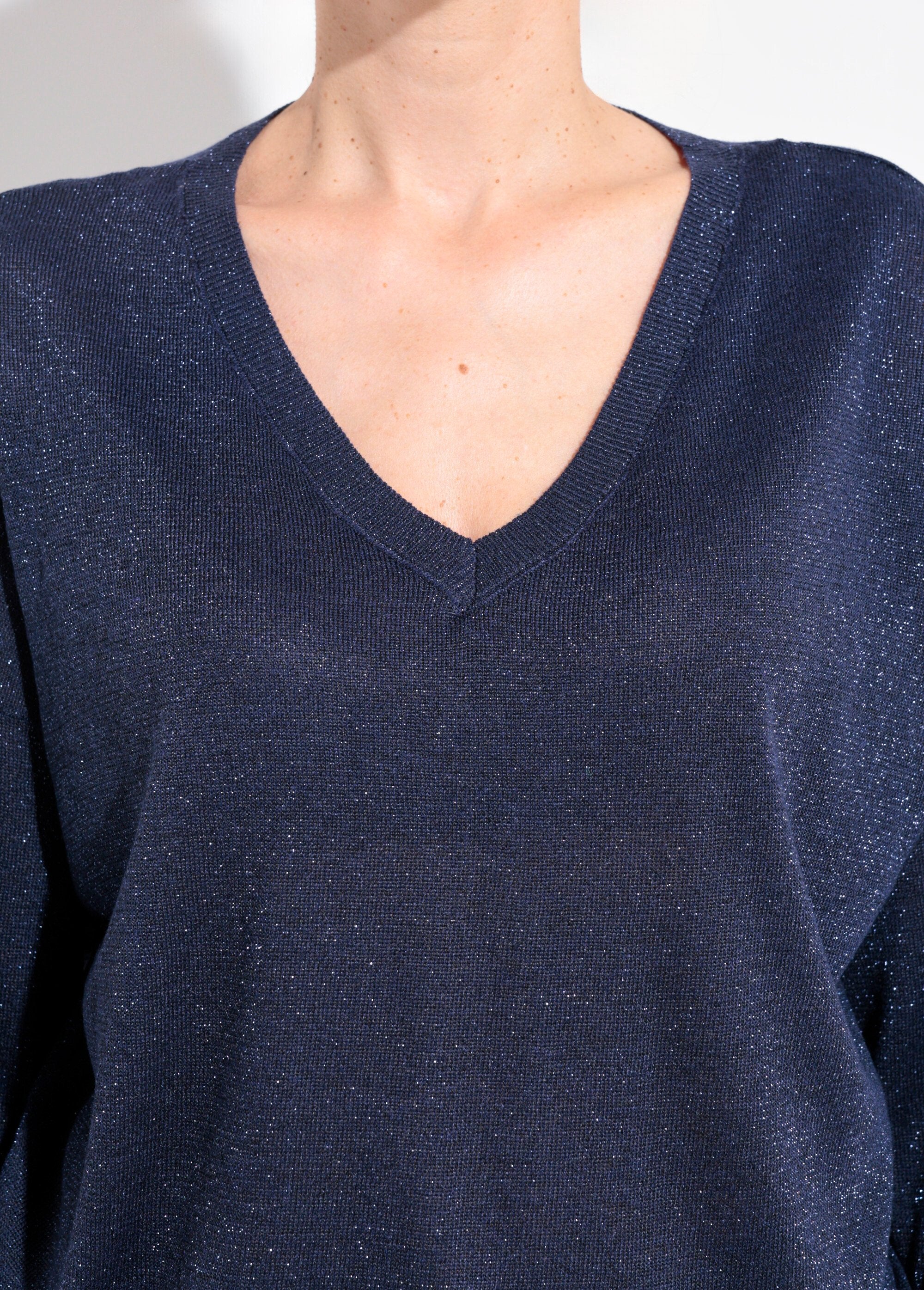 Suéter_de_cuello_en_V_de_punto_metalizado_de_calibre_fino_Marina_DE1_slim