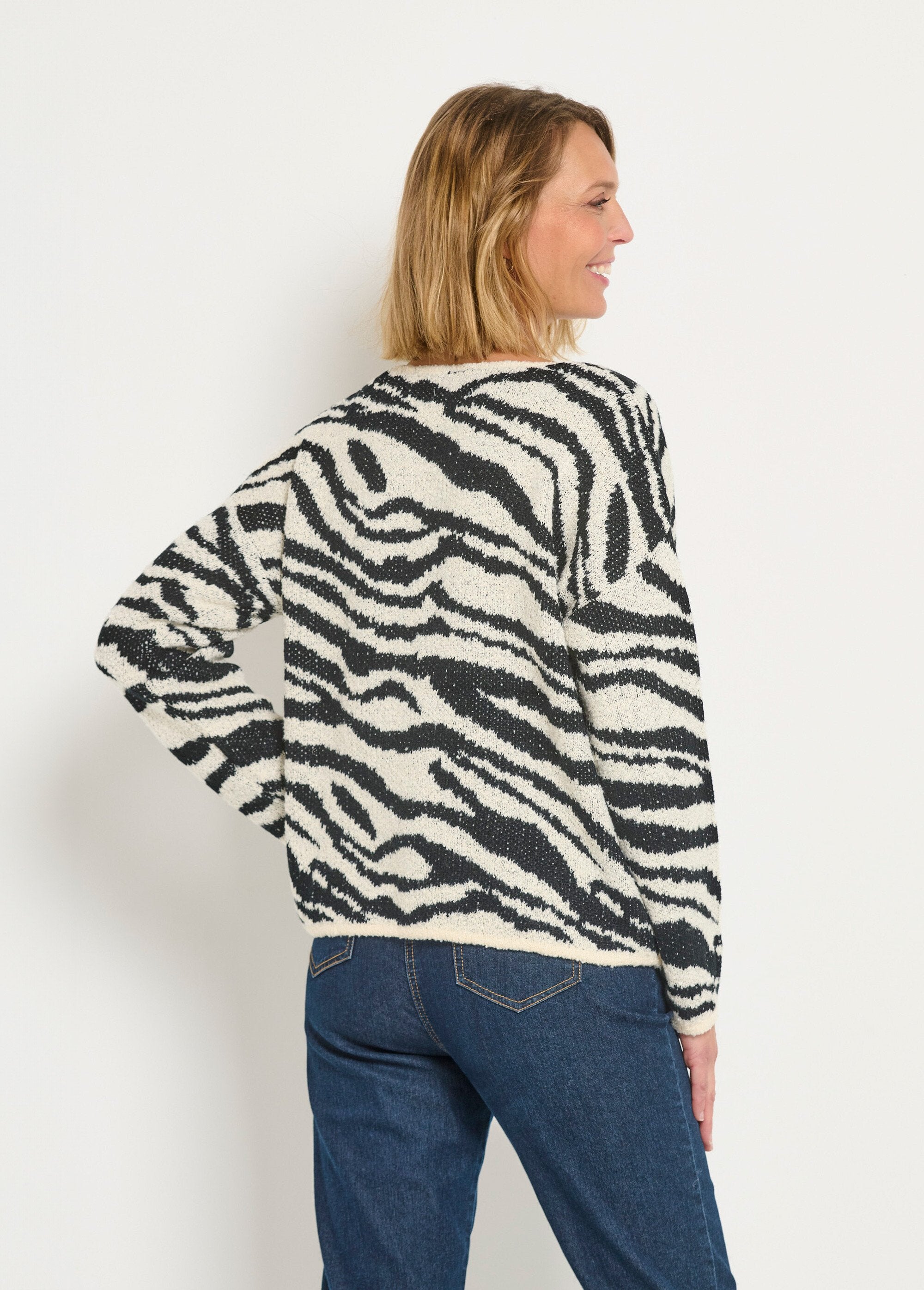 Suéter_de_cuello_en_V_con_estampado_de_cebra_esponjoso_En_blanco_y_negro_DO1_slim