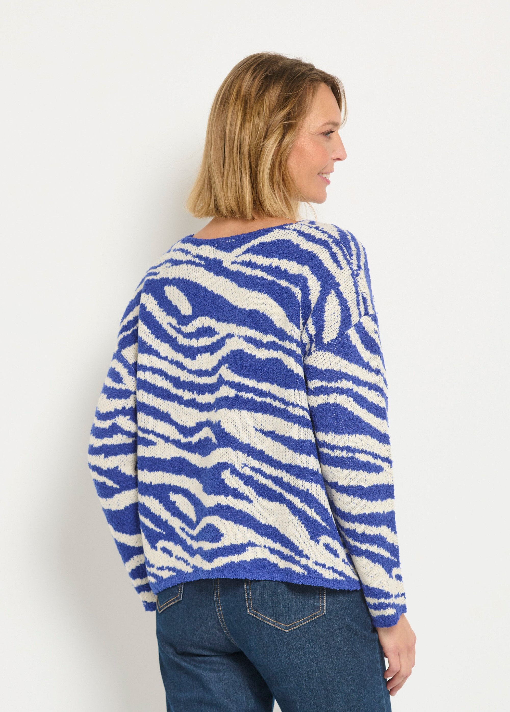 Suéter_de_cuello_en_V_con_estampado_de_cebra_esponjoso_Azul_y_blanco_DO1_slim