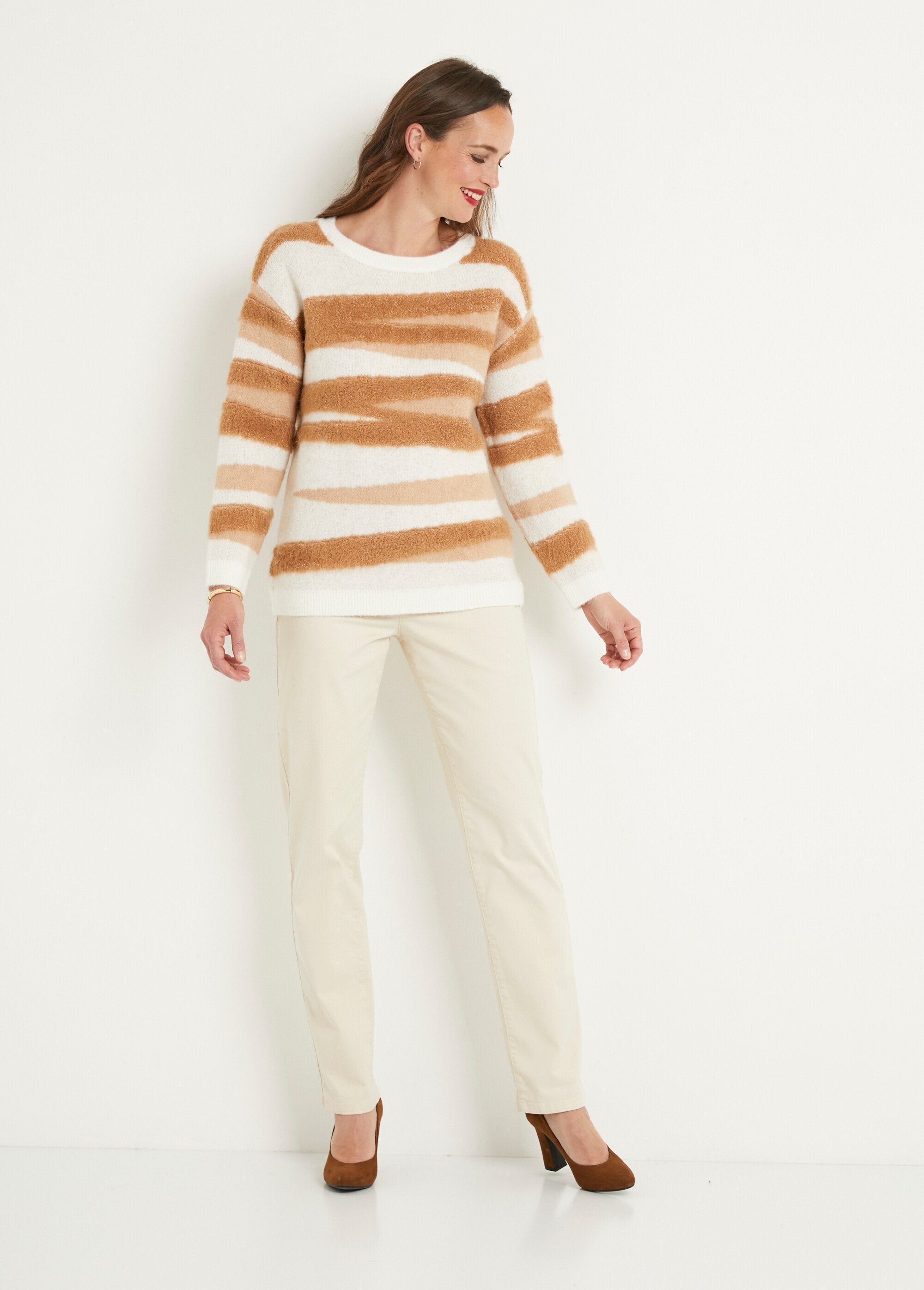 Suave_jersey_de_jacquard_con_cuello_redondo_y_punto_de_pelo_Crudo_y_beige_SF1_slim