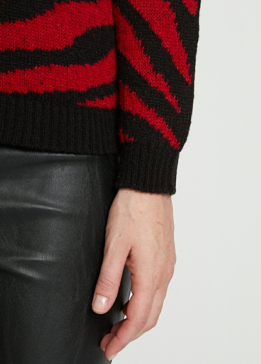 Jersey_de_jacquard_de_cebra_con_cuello_alto_rojo_y_negro_DE2_slim