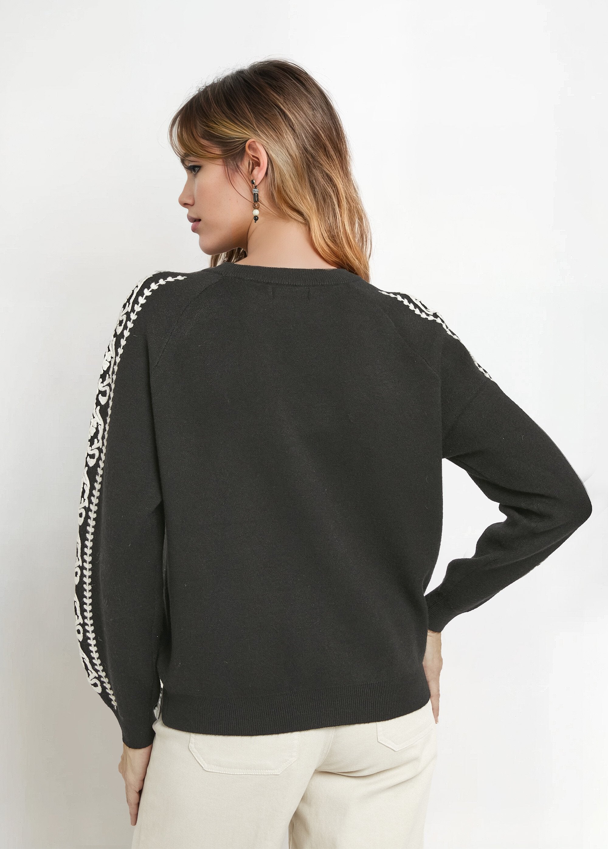 Suéter_de_punto_grueso_con_mangas_bordadas._Negro_DO1_slim