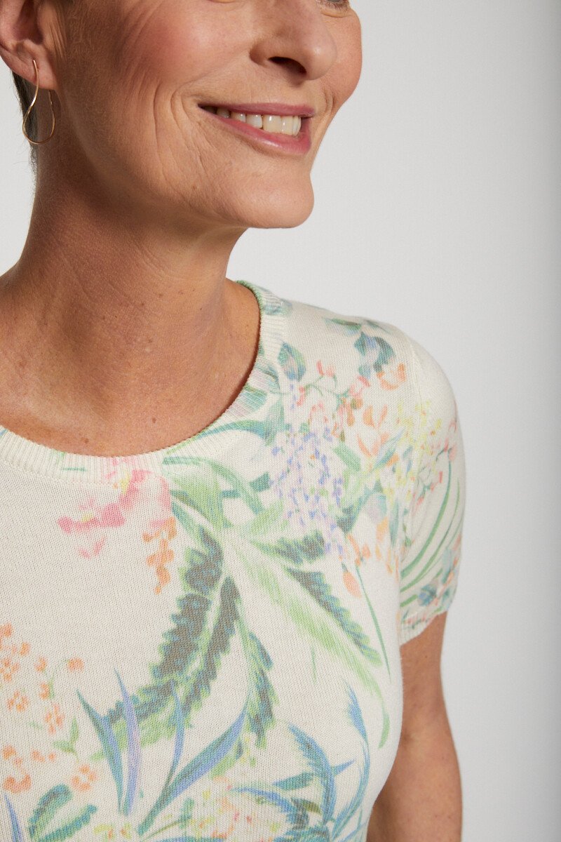 Jersey_de_manga_corta_con_estampado_floral_beige_y_verde_DE1_slim