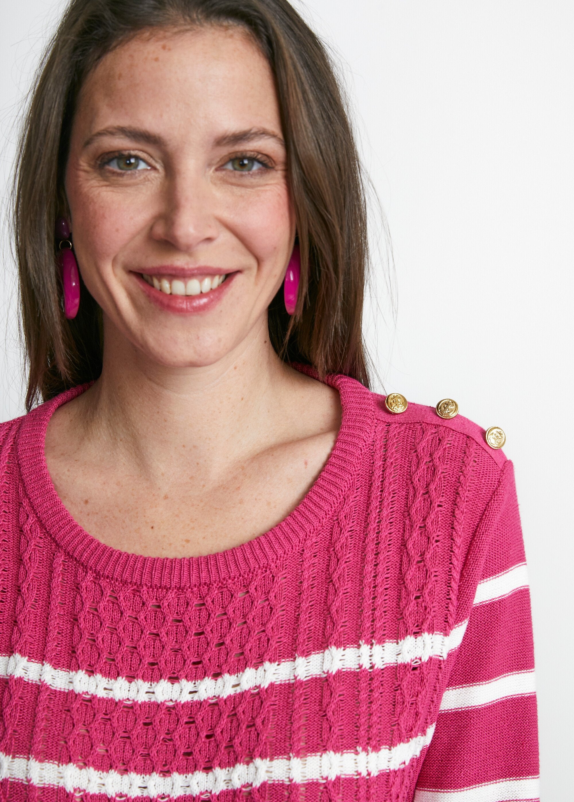 Jersey_de_rayas_con_botones_estilo_marinero_frambuesa_y_blanco_DE1_slim