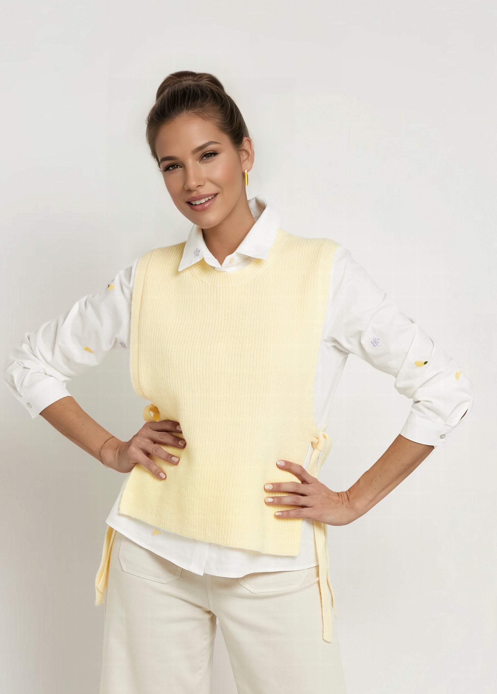 Suéter_sin_mangas_con_lazo_lateral_Amarillo_claro_FA1_slim