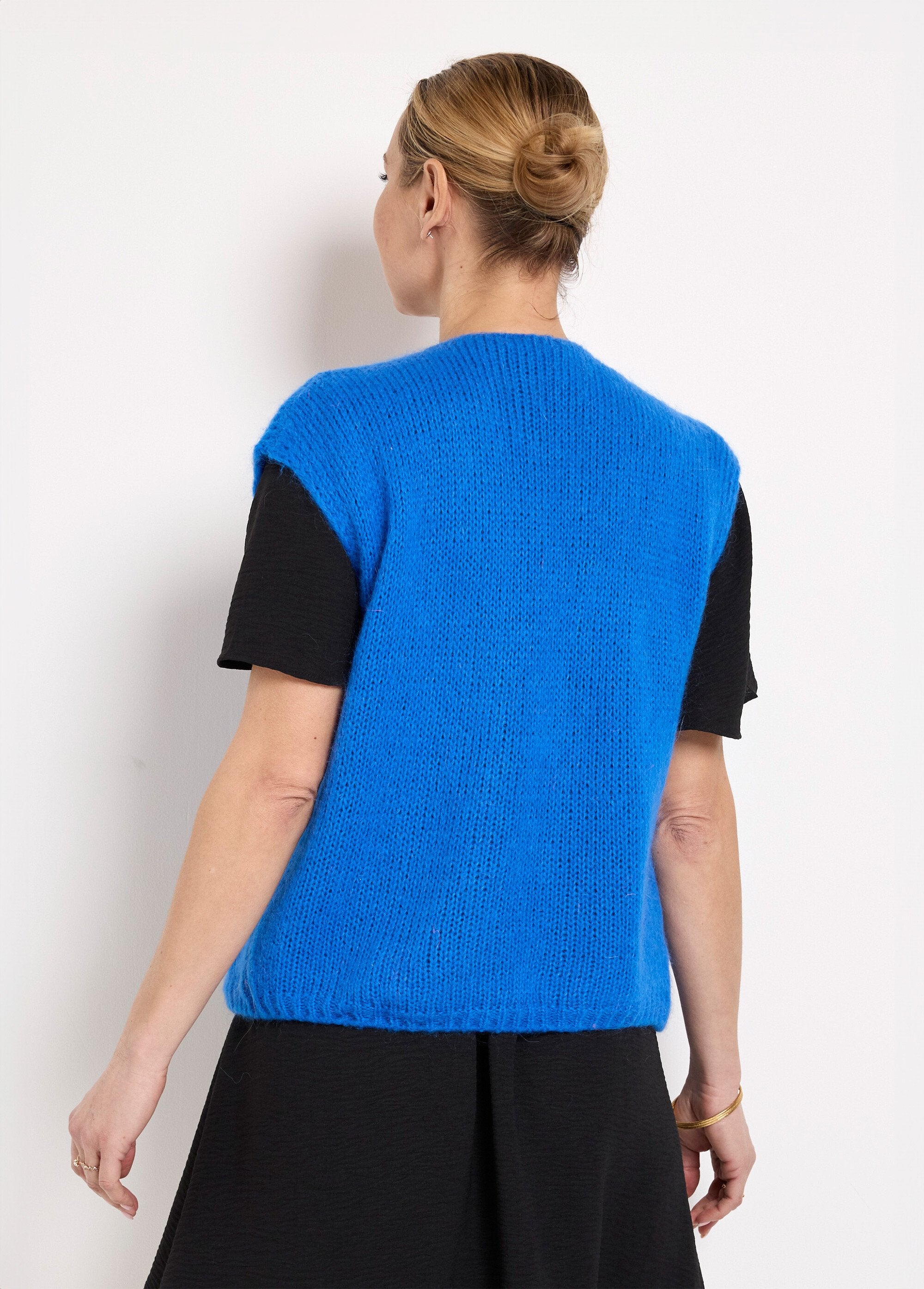 Suéter_cálido_de_lana_mohair_sin_mangas_de_borde_a_borde_azul_brillante_DO1_slim