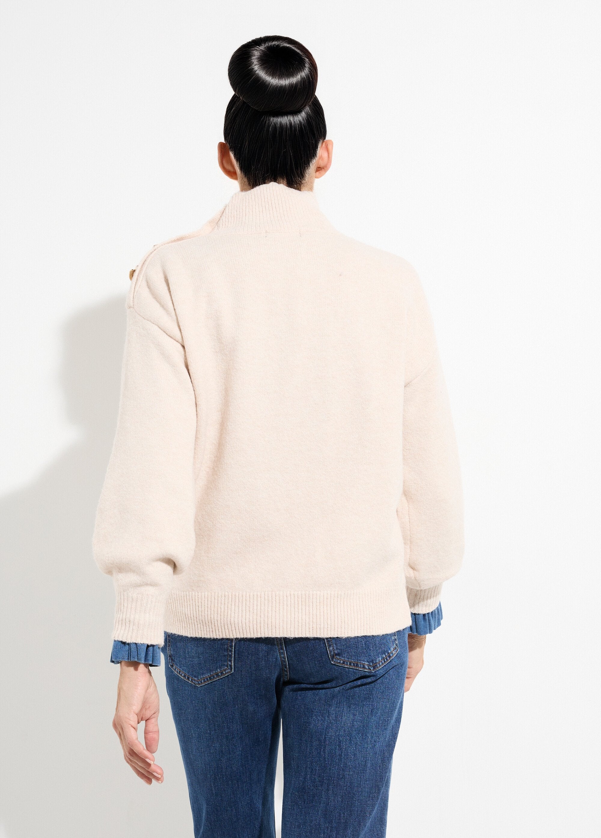 Suéter_de_cuello_alto_con_botones_de_joya_de_metal_Beige_DO1_slim