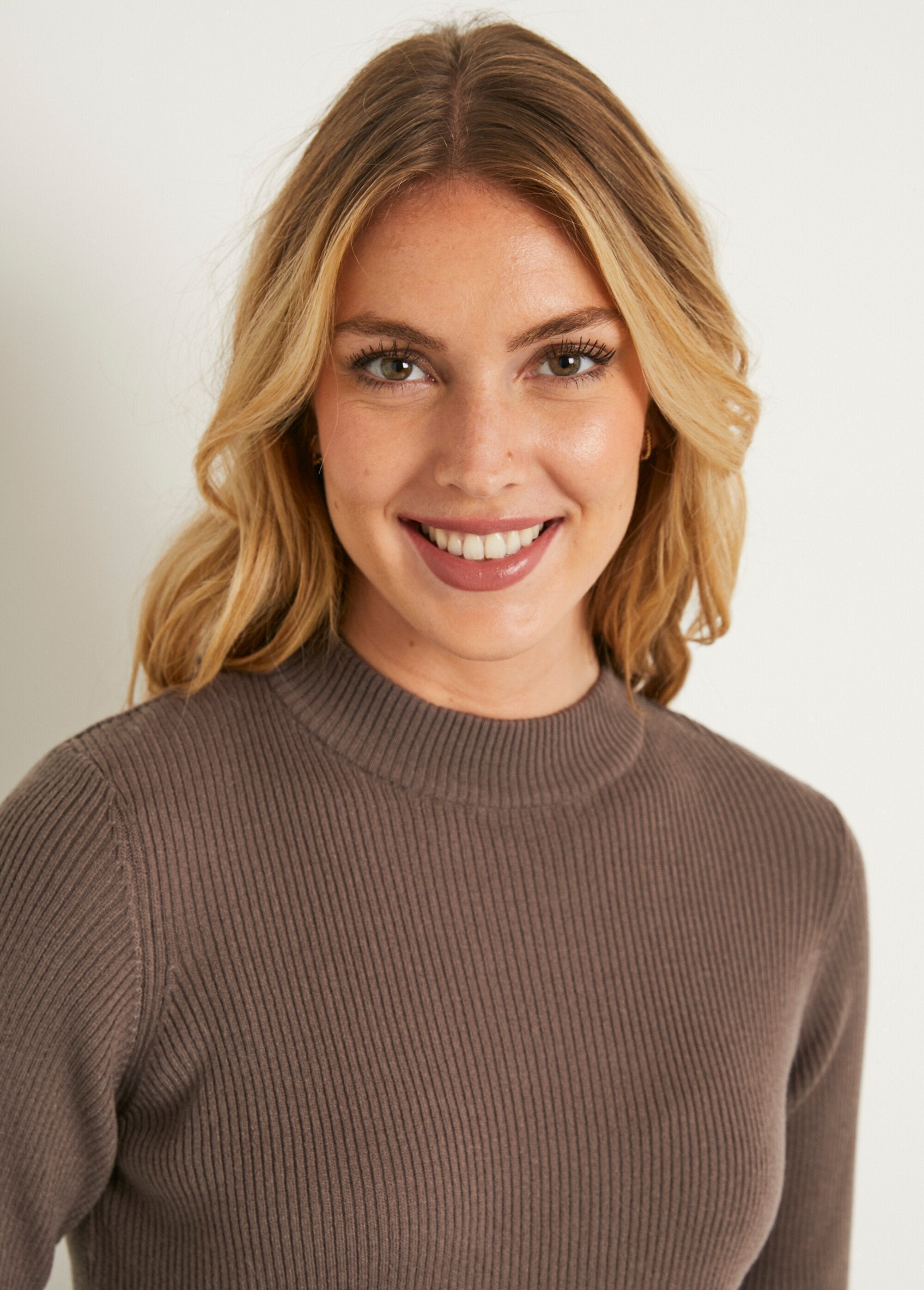 Jersey_corto_de_punto_canalé_con_cuello_alto_Lunar_DE2_slim