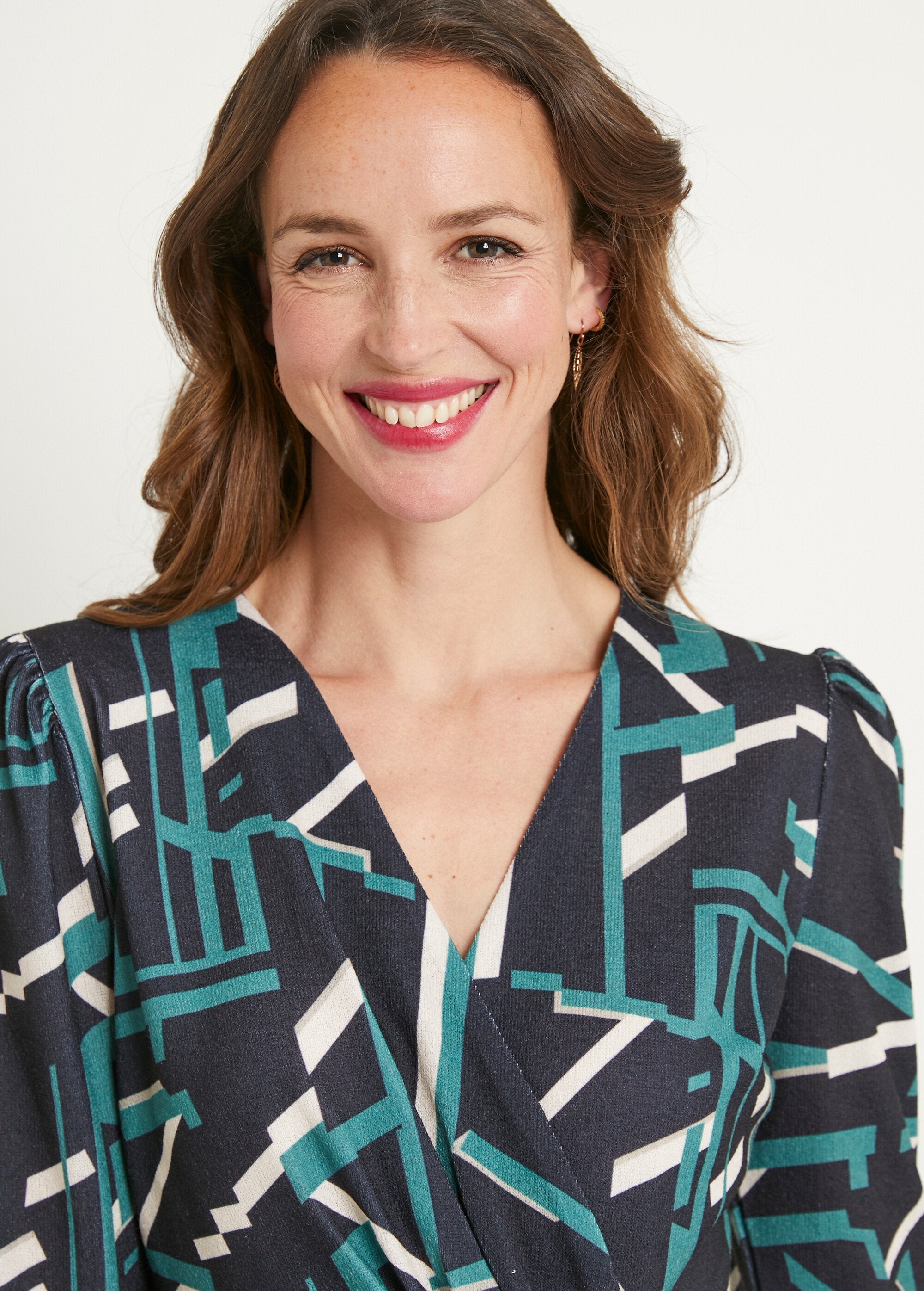 Vestido_corto_con_estampado_gráfico_Negro_y_verde_DE1_slim