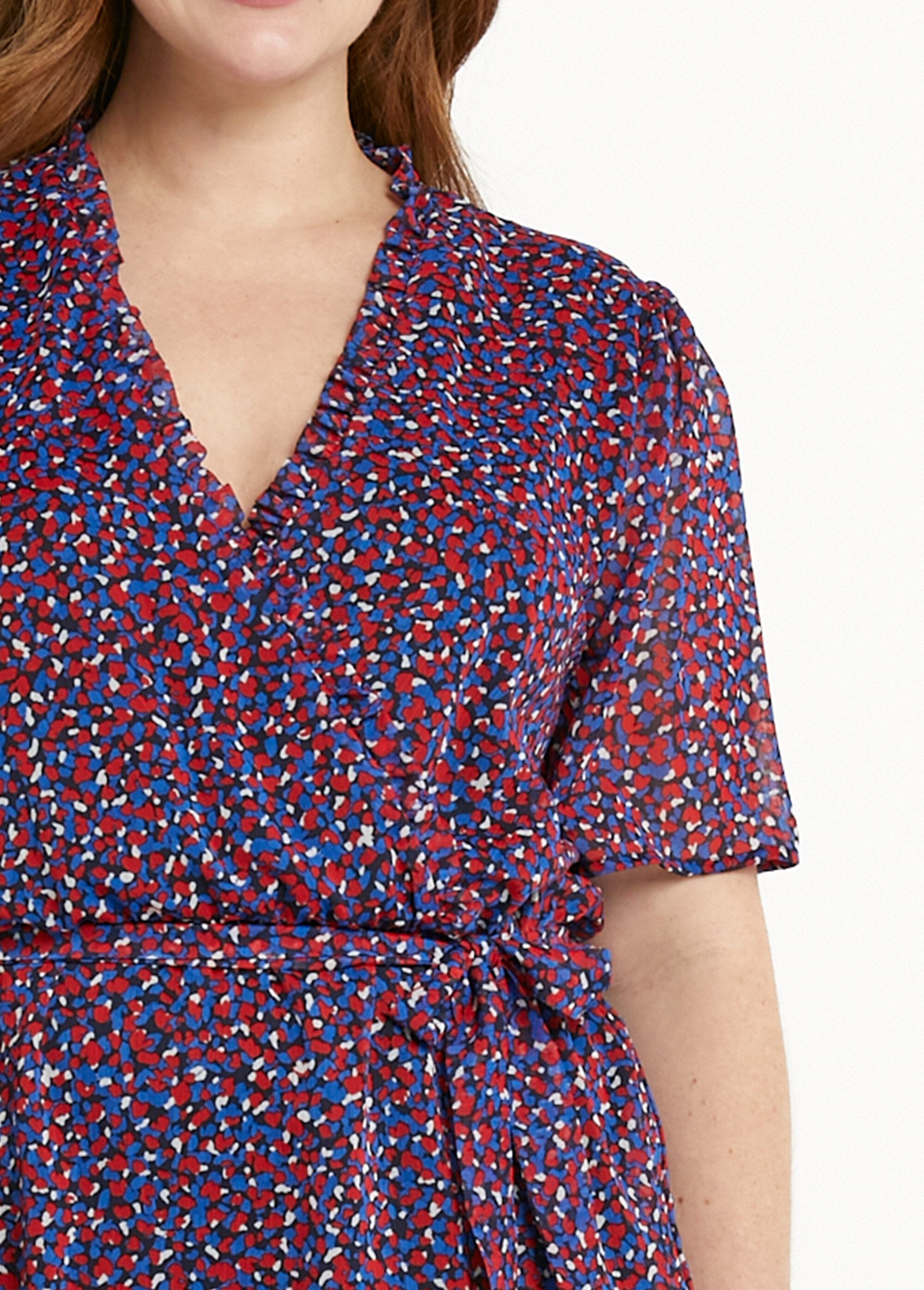 Vestido_cruzado_de_gasa_con_estampado_gráfico_y_volantes_azul_marino_y_rojo_DE1_curvy