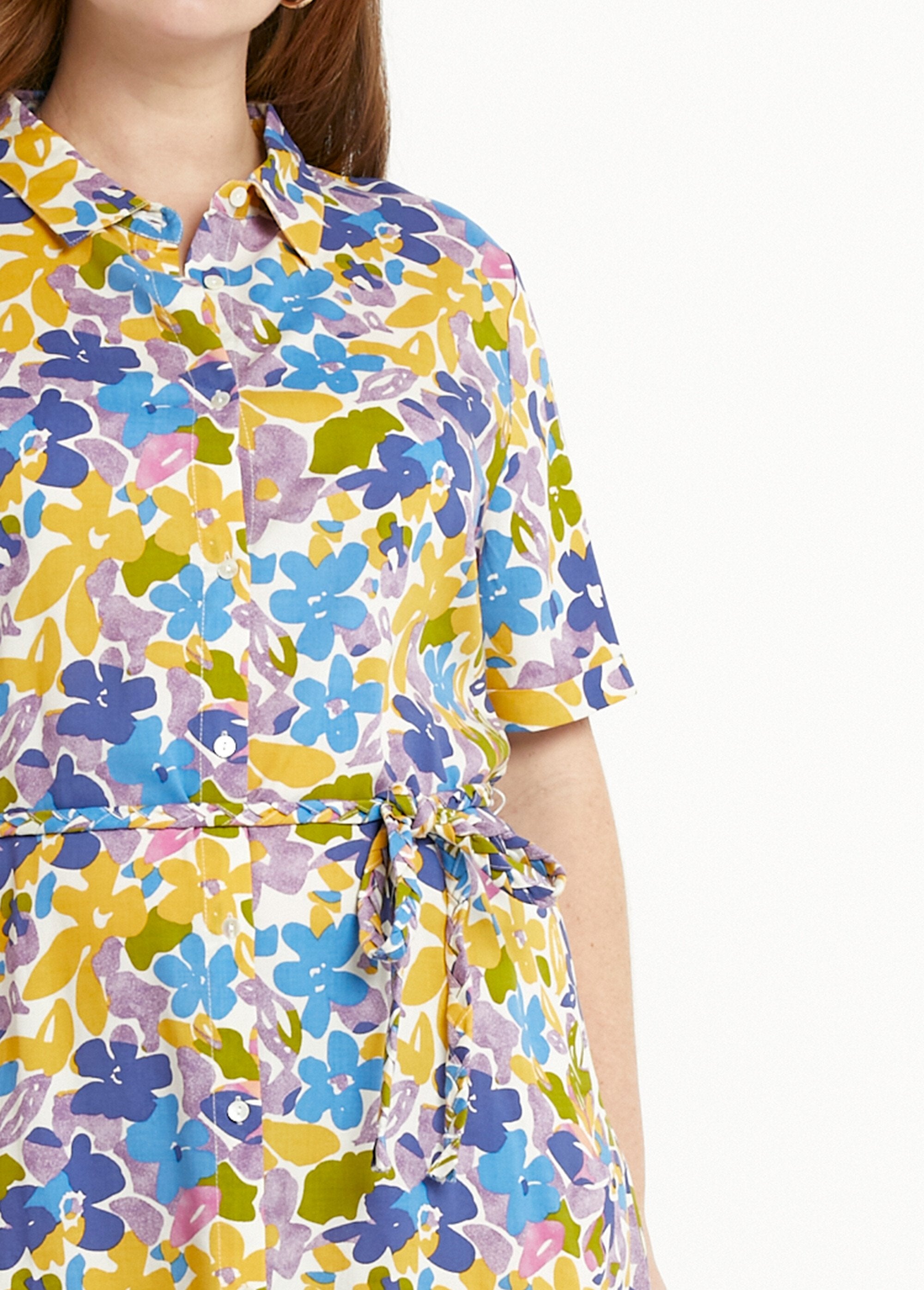 Vestido_camisero_corto_recto_con_estampado_floral_Multicolor_DE1_curvy