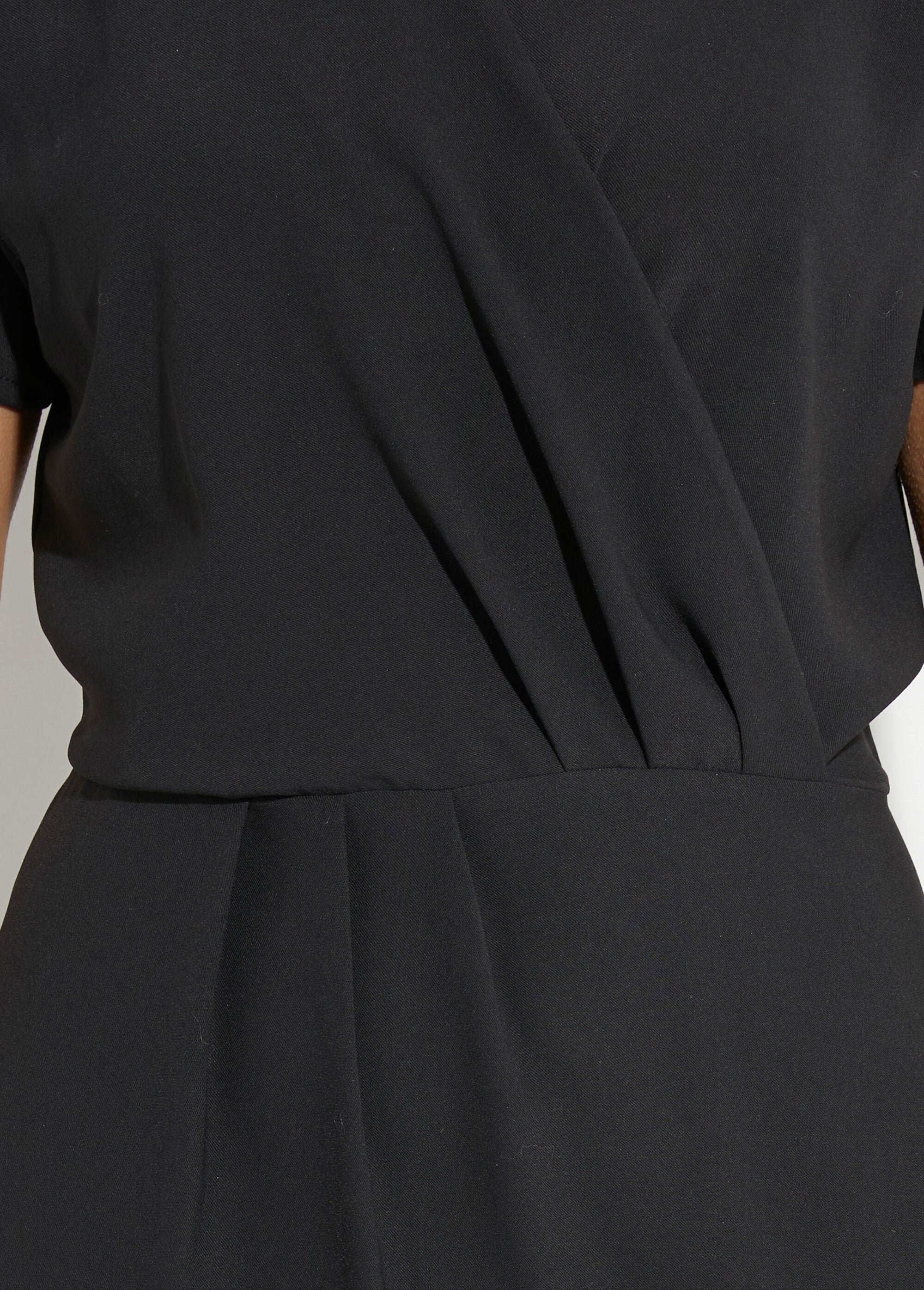 Robe_col_V_manches_courtes,_Essentiel_Noir_DE2_slim