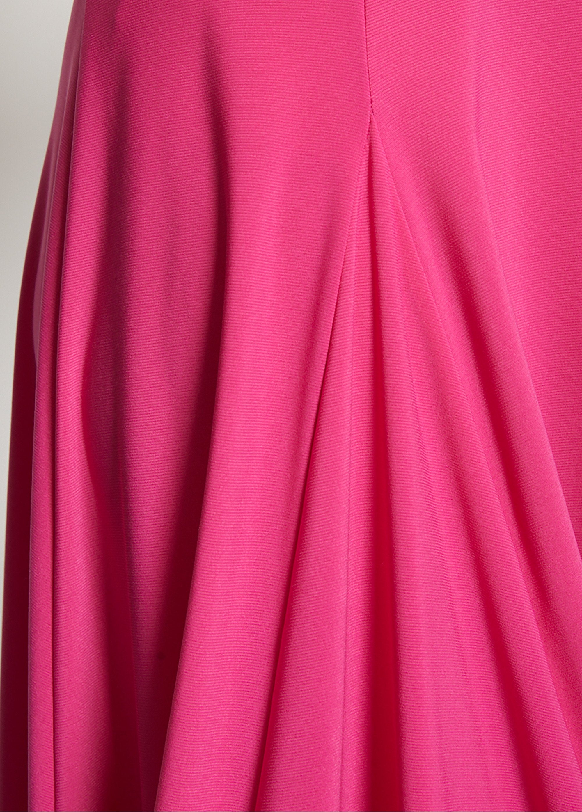 Vestido_midi_acampanado_con_cuello_en_V_fucsia_liso_DE2_slim