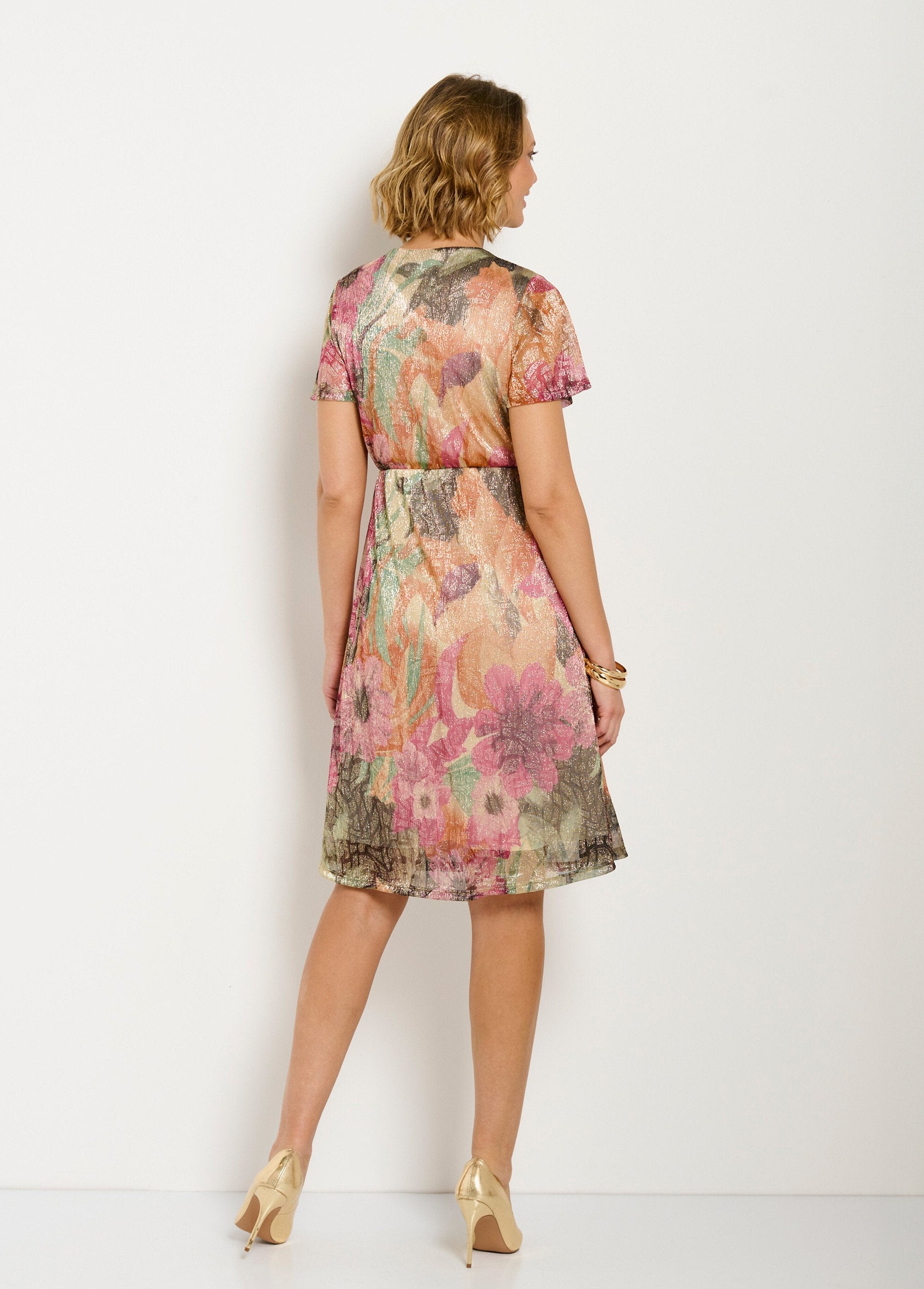 Vestido_corto_cruzado_con_estampado_floral_brillante_Multicolor_DO1_slim
