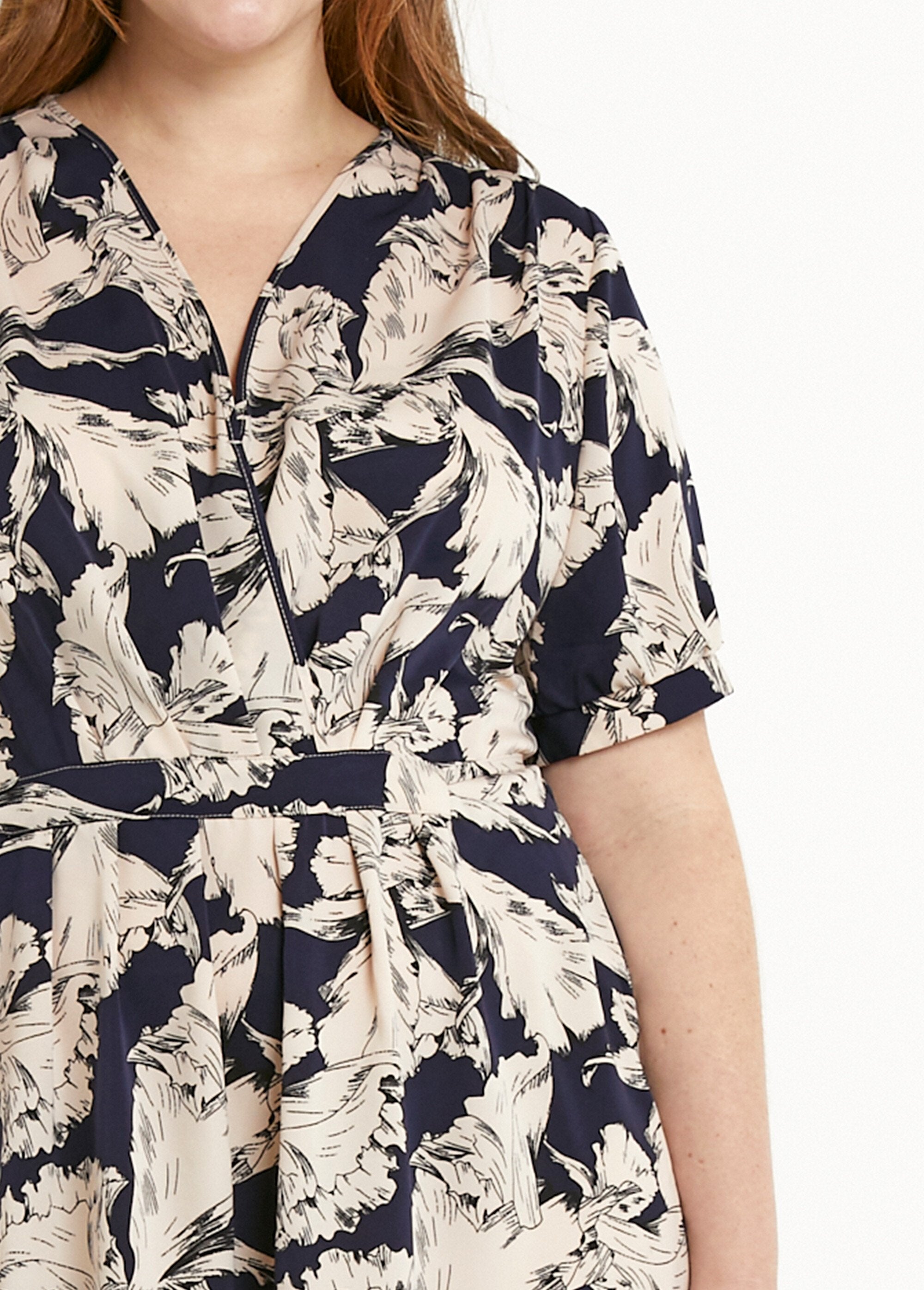 Vestido_corto_fluido_cruzado_con_estampado_gráfico_azul_marino_y_blanco_DE1_curvy