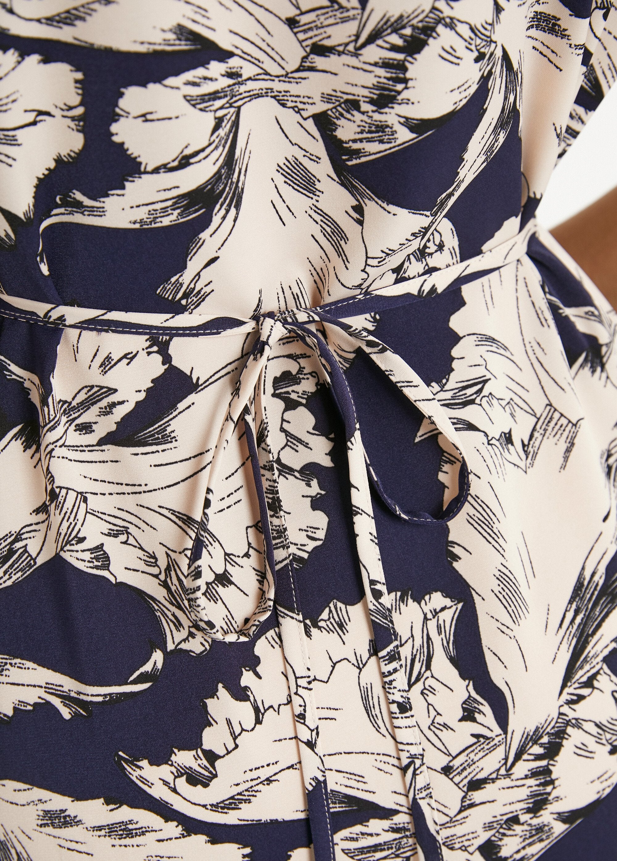 Vestido_corto_fluido_cruzado_con_estampado_gráfico_azul_marino_y_blanco_DE3_slim