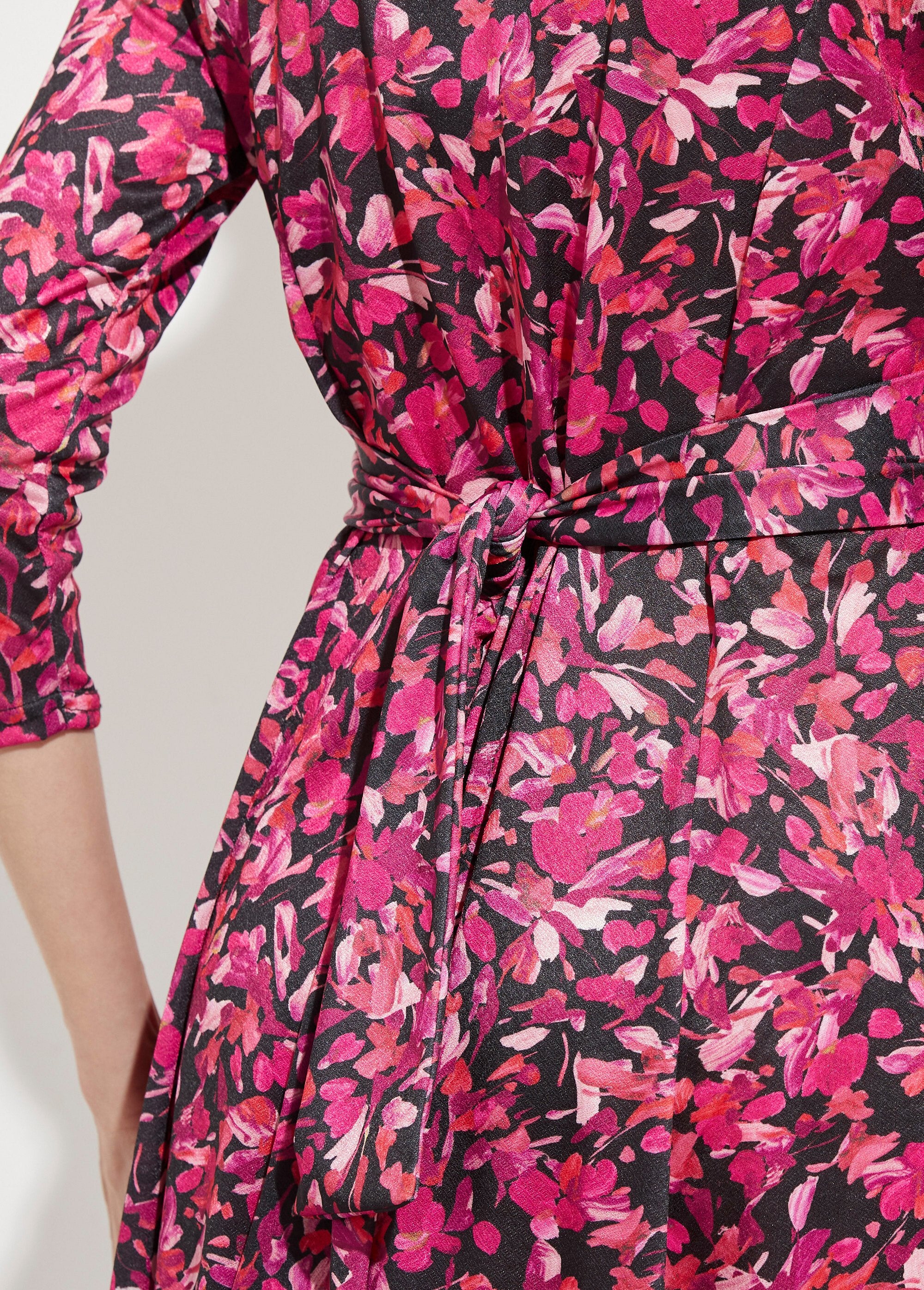 Vestido_corto_cruzado_de_punto_floral_fucsia_y_negro_DE2_slim