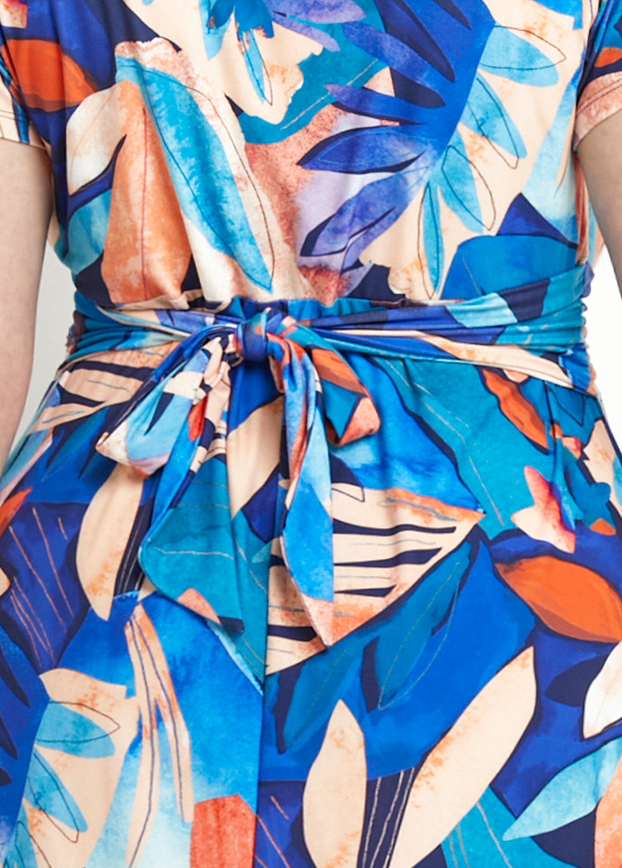 Vestido_corto_con_escote_en_pico,_efecto_drapeado_y_estampado_de_follaje_azul_y_naranja_DE2_curvy