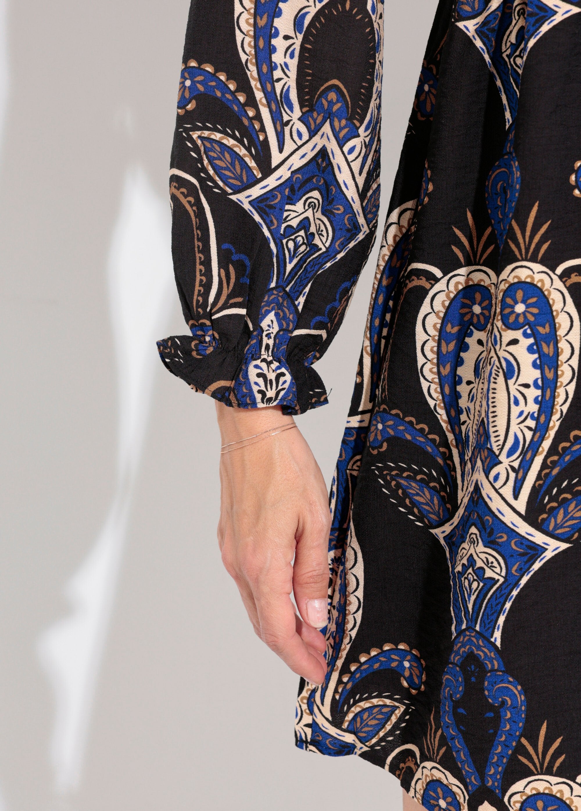 Vestido_corto_con_cuello_en_V_y_estampado_paisley_Marina_DE2_slim