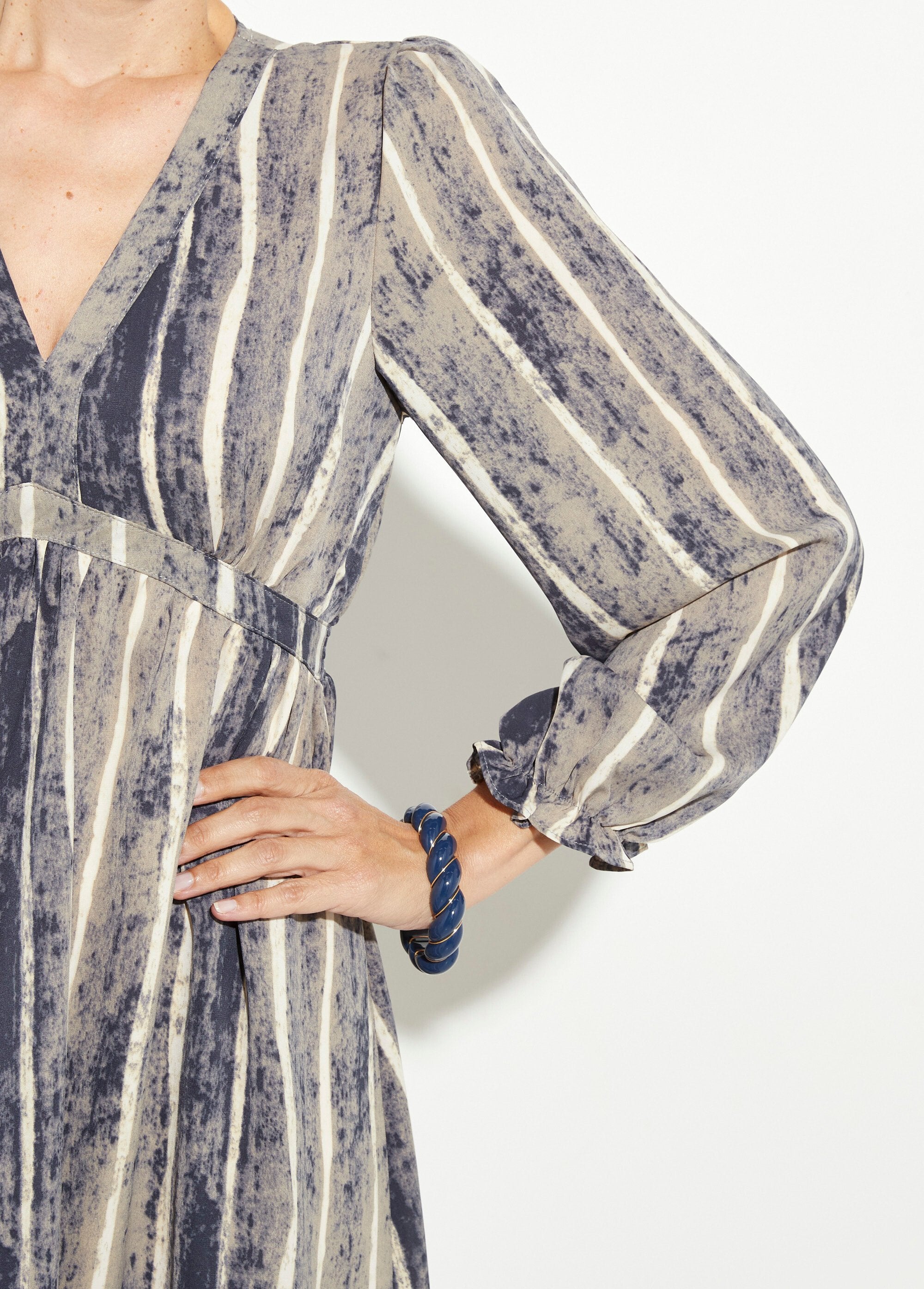 Vestido_corto_plisado_de_cintura_alta_con_escote_en_V_Gris_y_crudo_DE2_slim