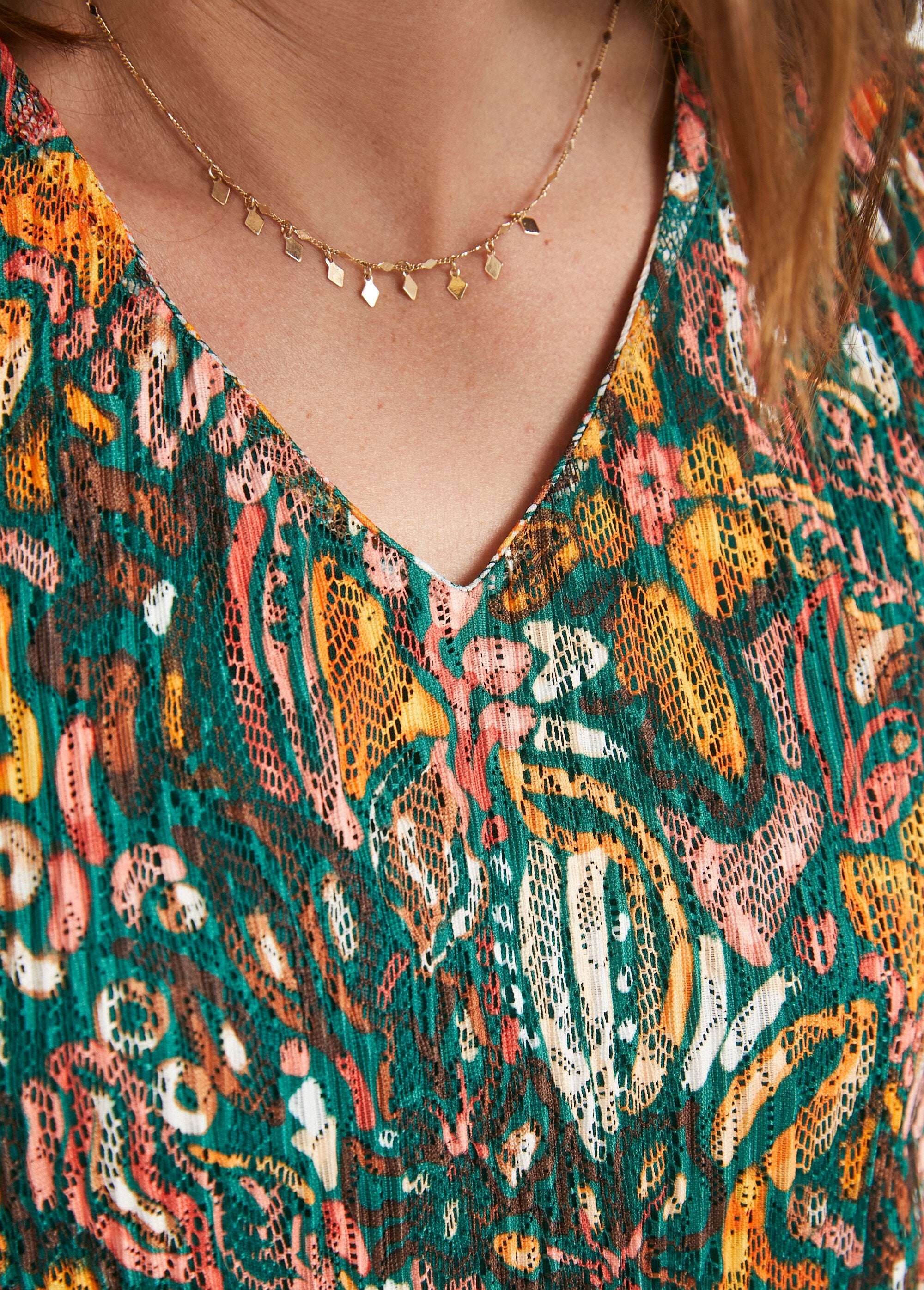 Vestido_corto_de_encaje_plisado_estampado_con_escote_en_V_Verde_y_amarillo_DE3_slim