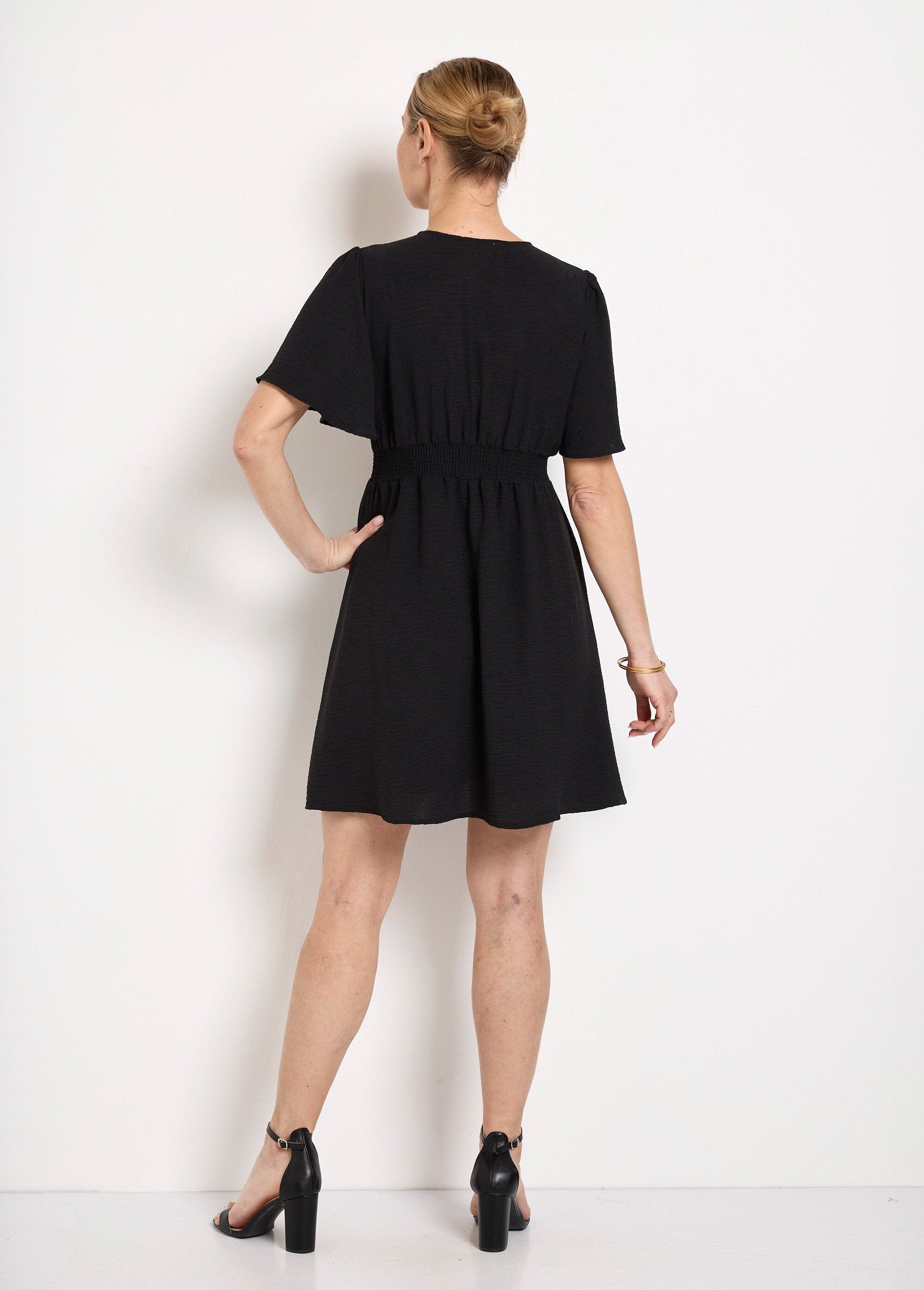 Vestido_corto_con_escote_en_V_y_talle_imperio_Negro_DO1_slim
