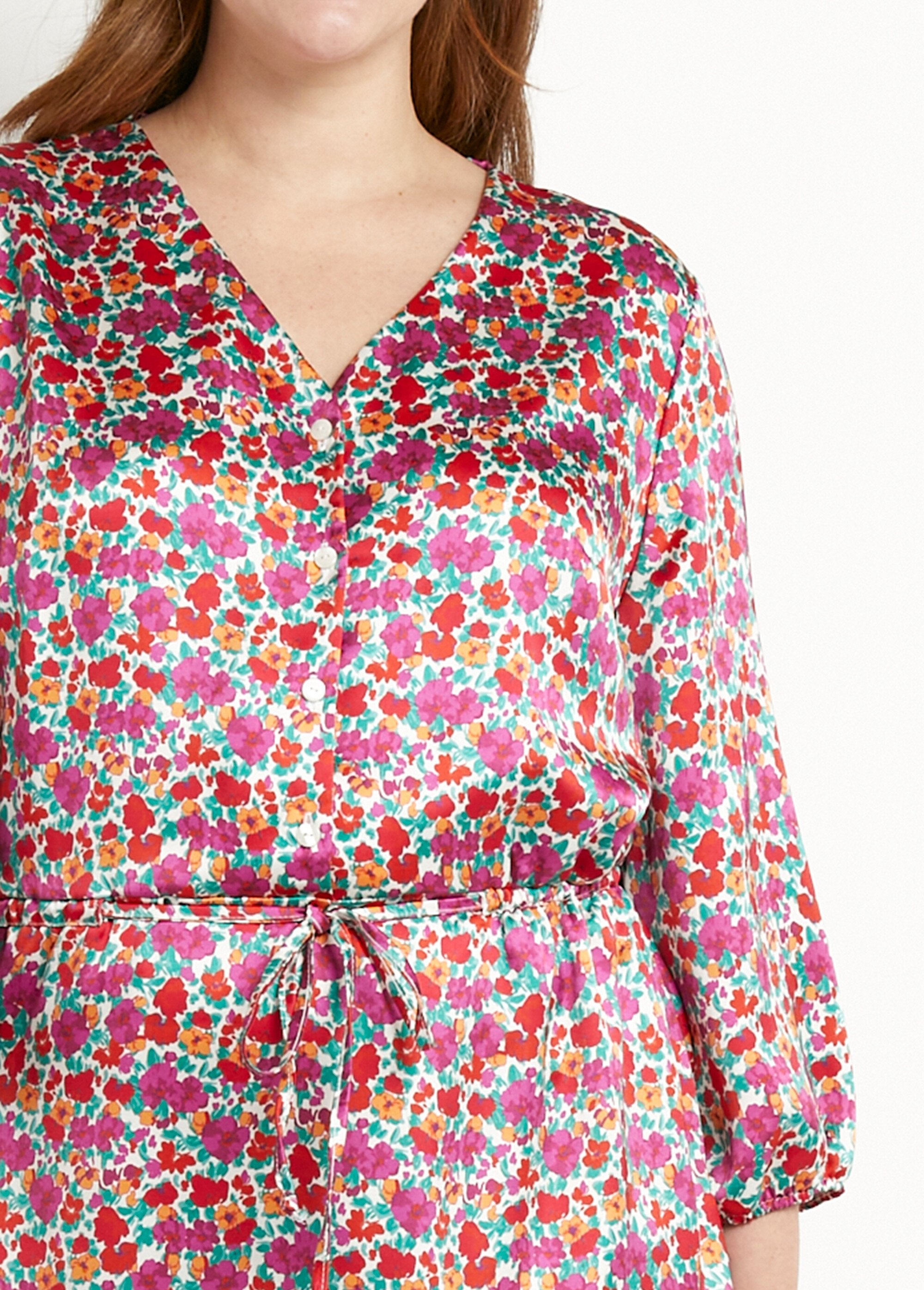 Vestido_corto_evasé_de_raso_floral_con_cuello_de_pico_y_botones_Multicolor_DE1_curvy