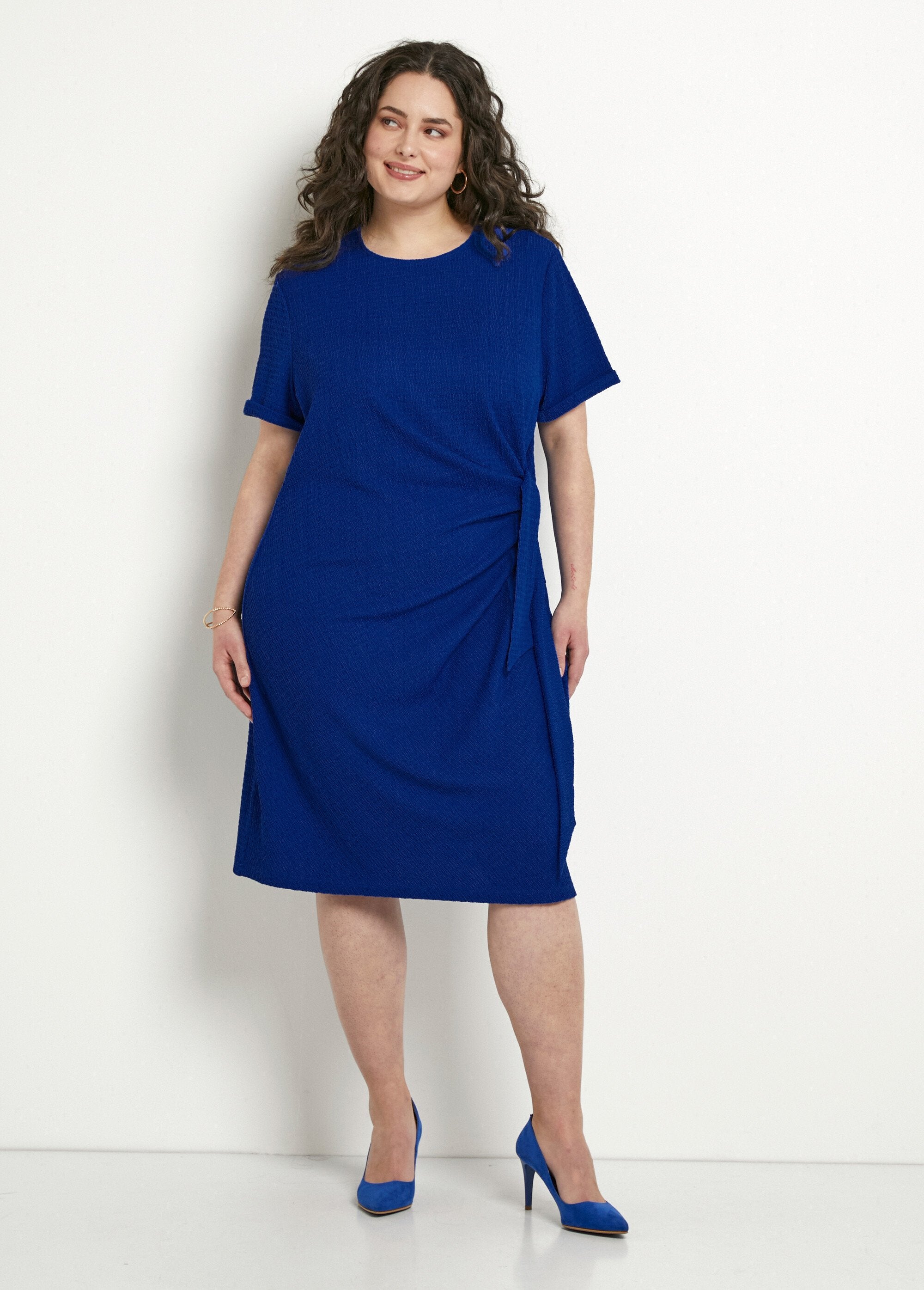 Vestido_corto_liso_drapeado_efecto_cubre-vientre_Azul_FA1_curvy