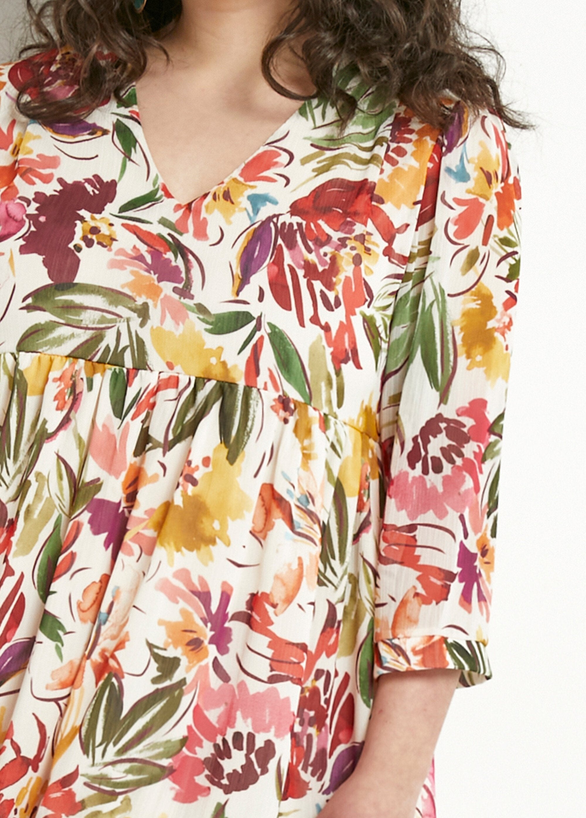 Vestido_corto_con_volantes,_escote_en_pico_y_velo_de_flores_Multicolor_DE1_curvy