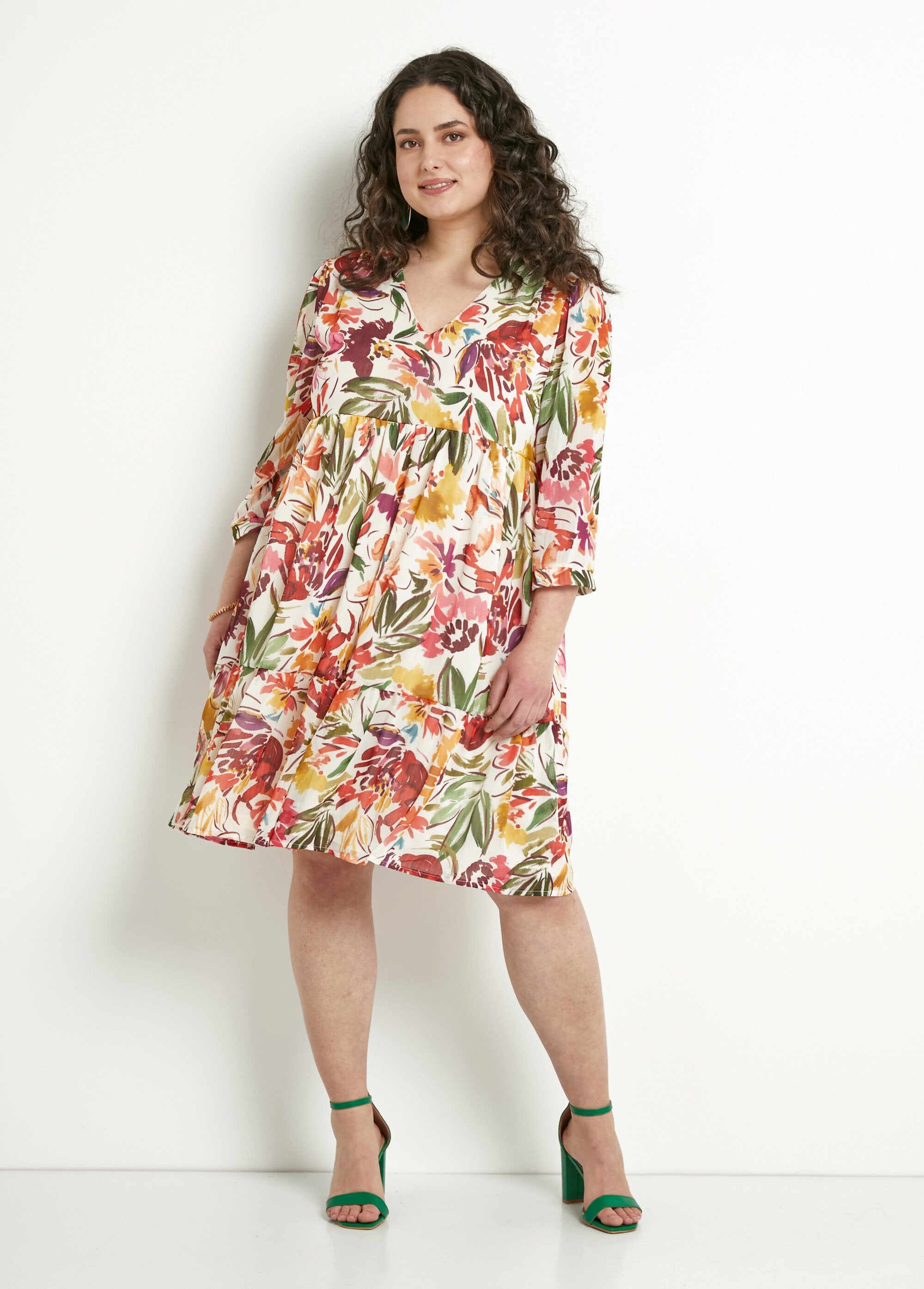 Vestido_corto_con_volantes,_escote_en_pico_y_velo_de_flores_Multicolor_FA1_curvy