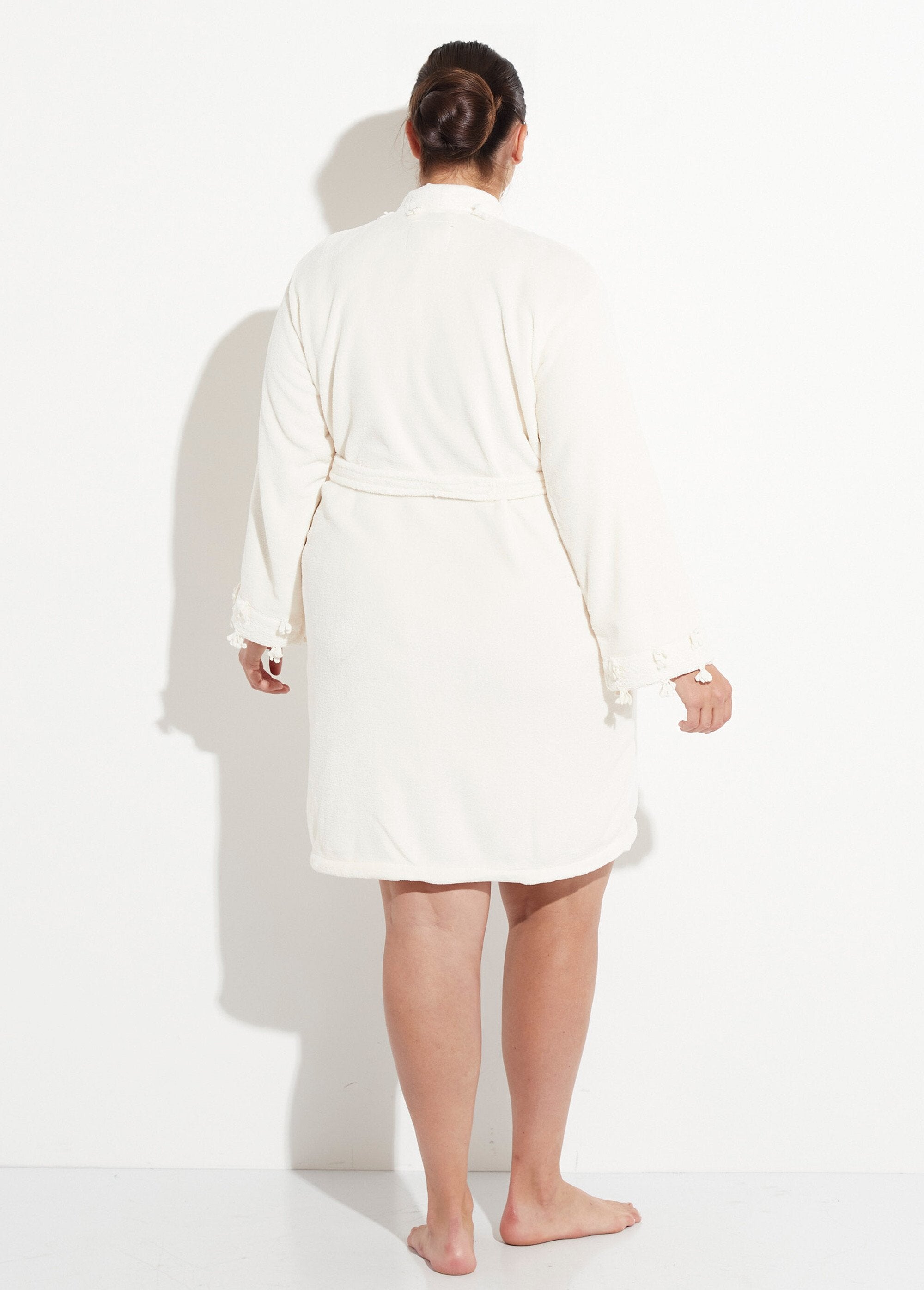 Bata_de_polar_con_ribete_de_encaje_Crudo_DO1_curvy