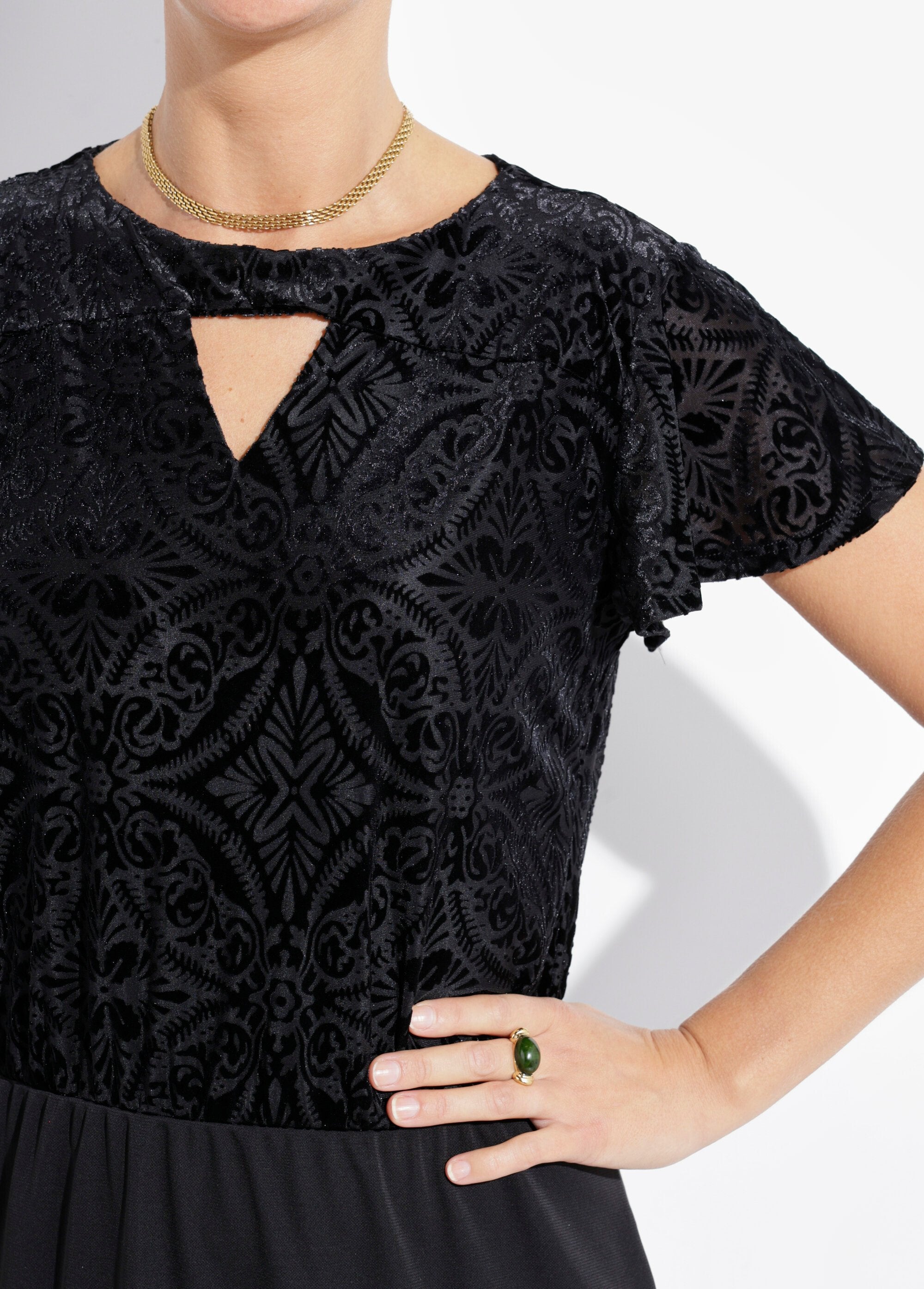 Elegante_vestido_recto_en_terciopelo_devoré_y_punto._Negro_DE1_slim