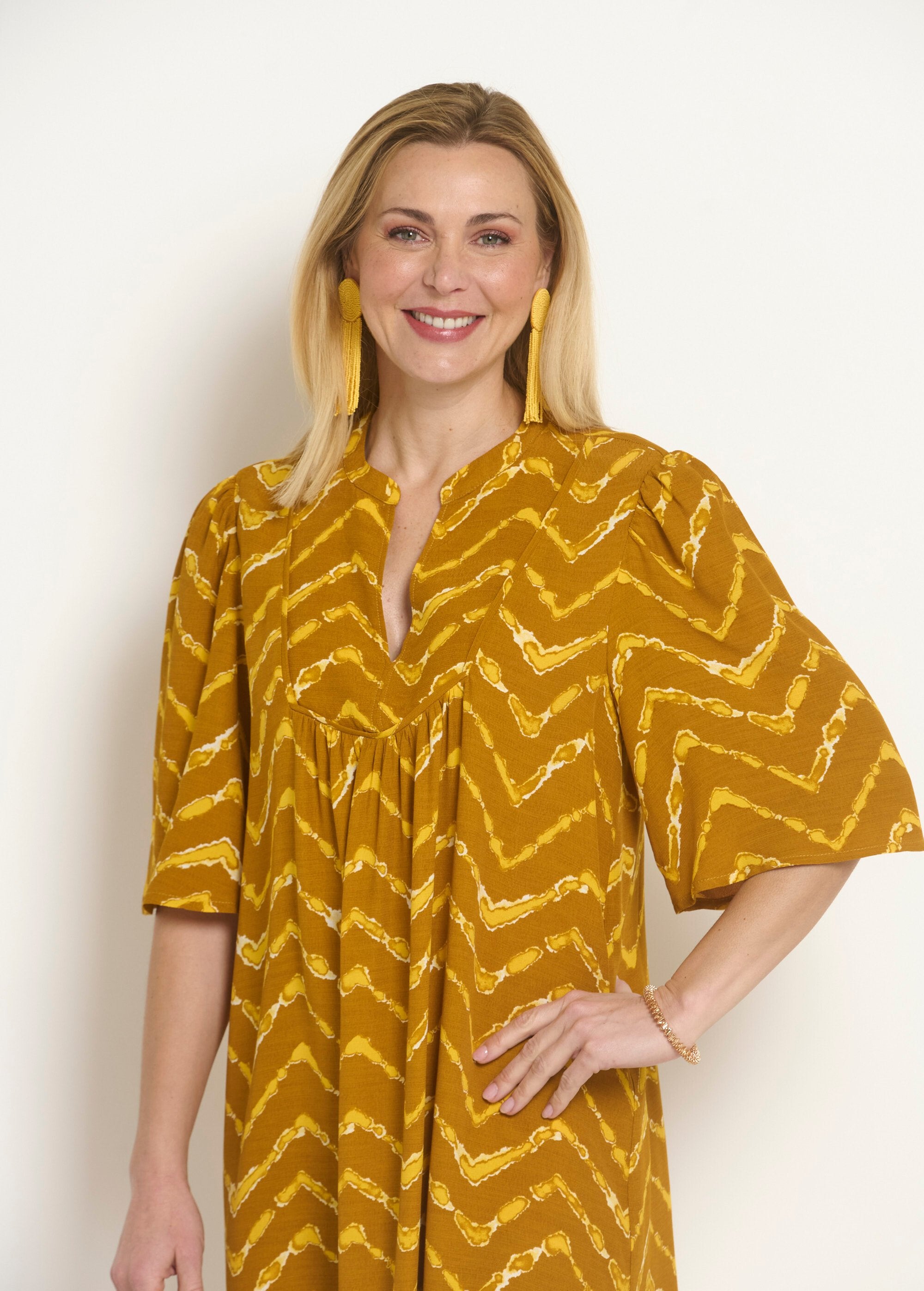 Vestido_étnico_corto_con_mangas_acampanadas._Azafrán_DE1_slim