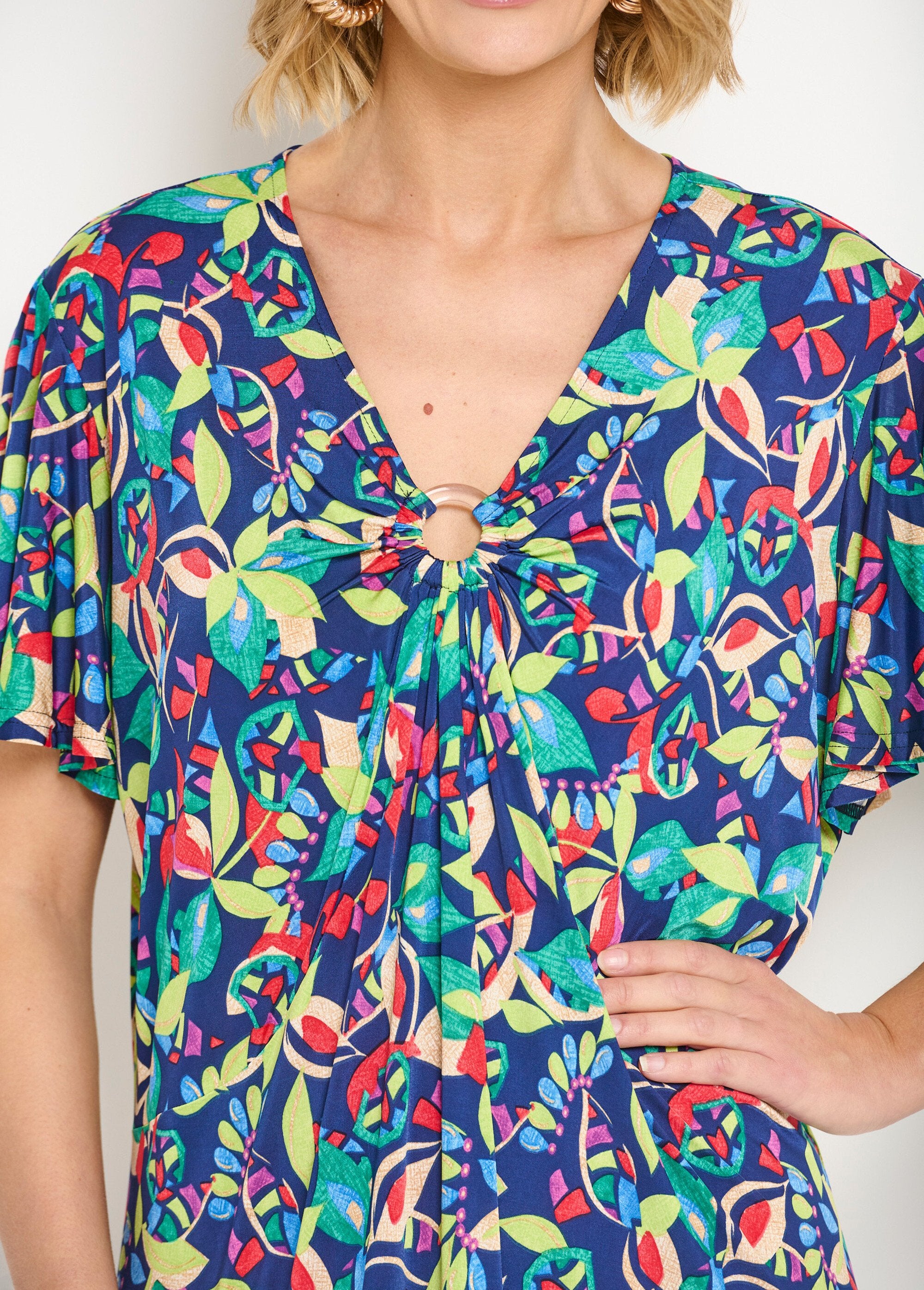 Vestido_corto_evasé_con_estampado_multicolor_Estampado_azul_marino_DE1_slim