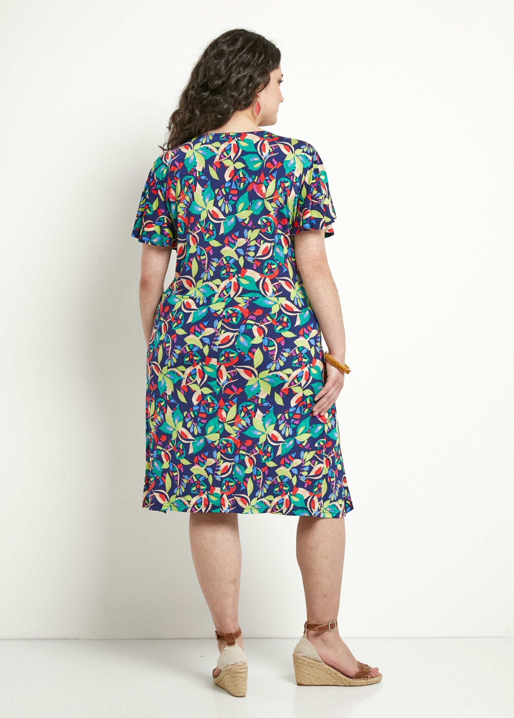 Vestido_corto_evasé_con_estampado_multicolor_Estampado_azul_marino_DO1_curvy