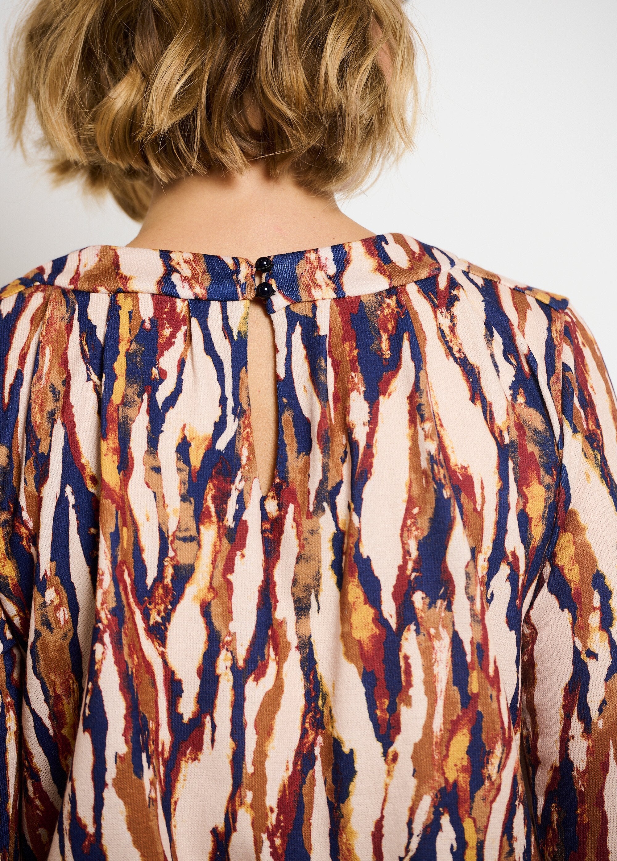 Vestido_de_punto,_cintura_blusante,_botones_en_la_espalda_Marrón_y_beige_DO2_slim