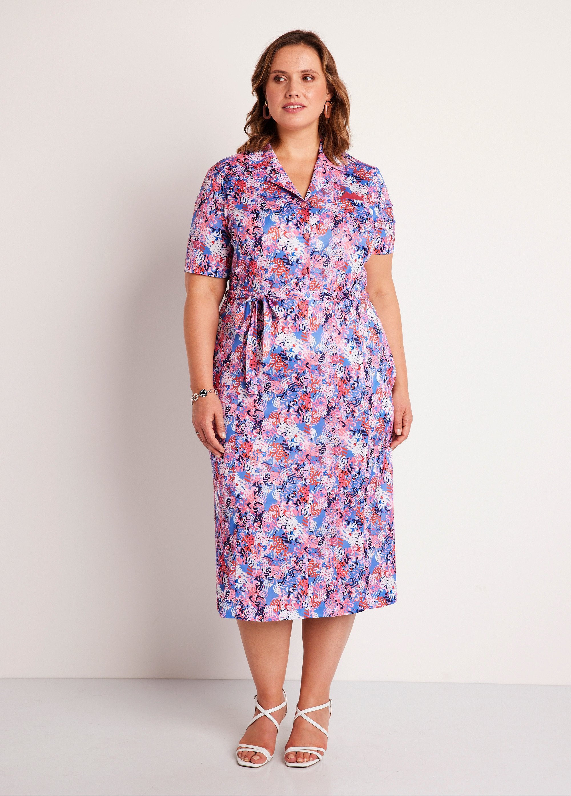 Vestido_recto_midi_estampado_con_cinturón_azul_y_rosa_FA1_curvy