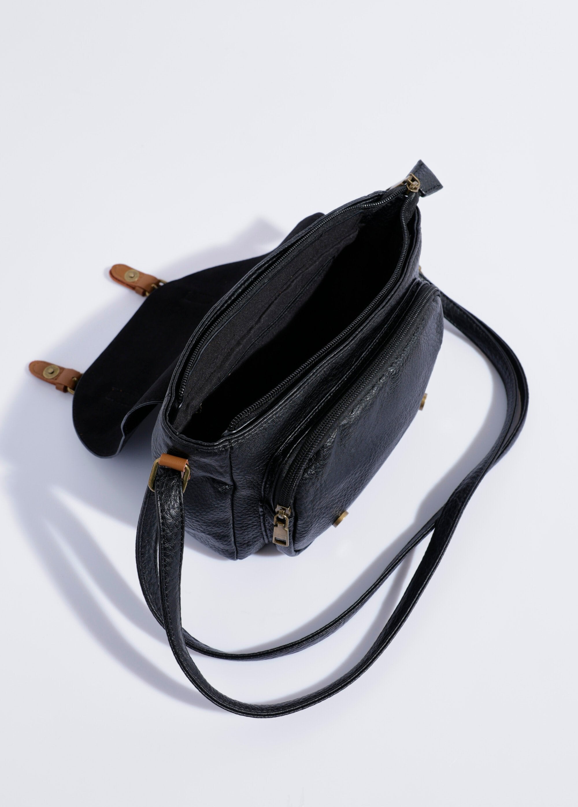 Bolso_tipo_cartera_de_piel_sintética_con_bandolera_Negro_DE1_slim