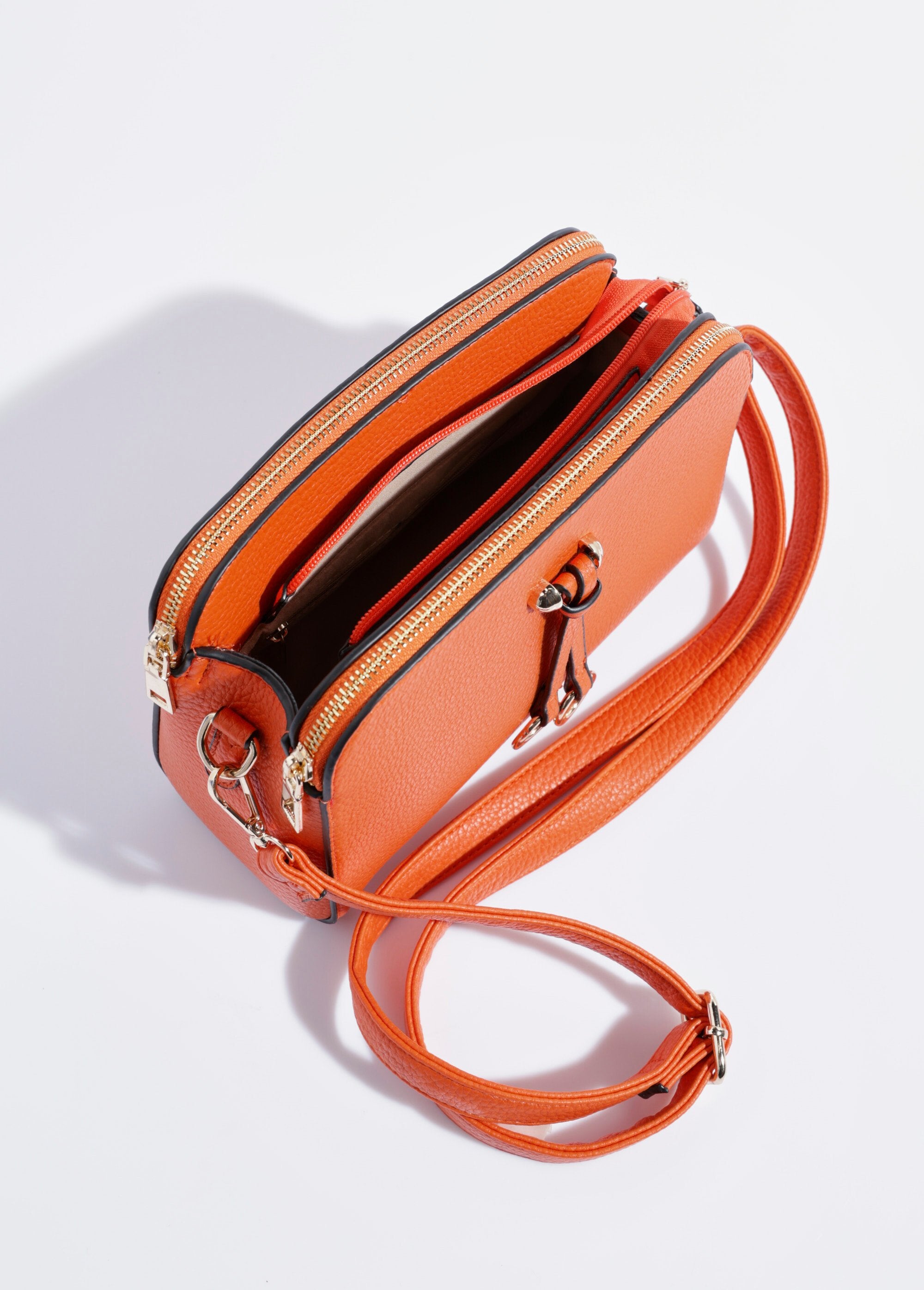 Bolso_compacto_multibolsillos_con_detalle_metálico_naranja_DE1_slim