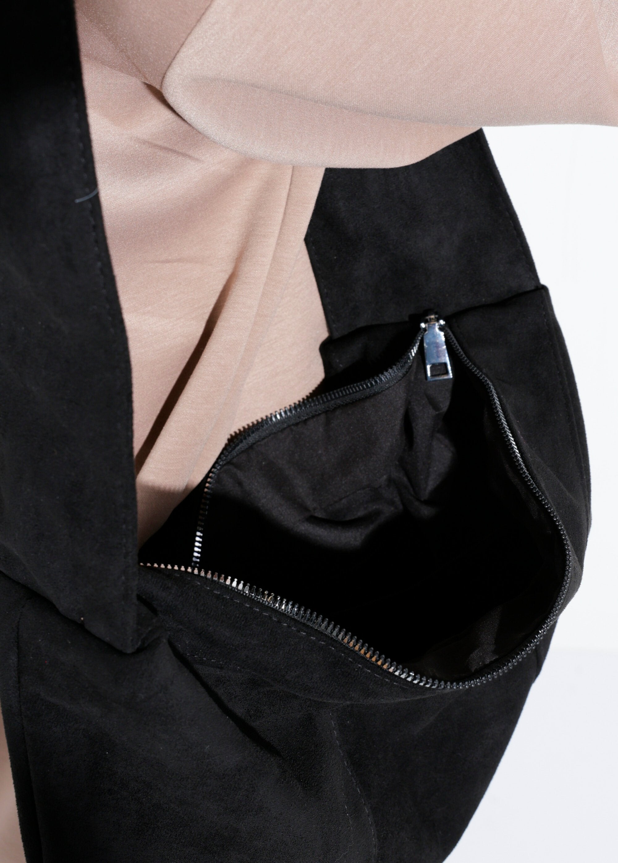 Bolso_de_ante_con_bandolera_ancha_Negro_DE2_slim