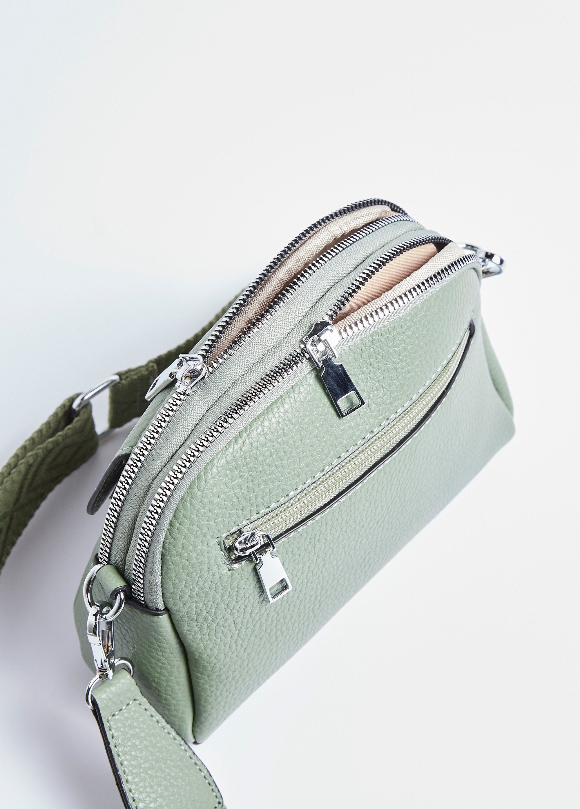 Bolso_de_piel_sintética_granulada_con_bandolera_verde_almendra_DE1_slim