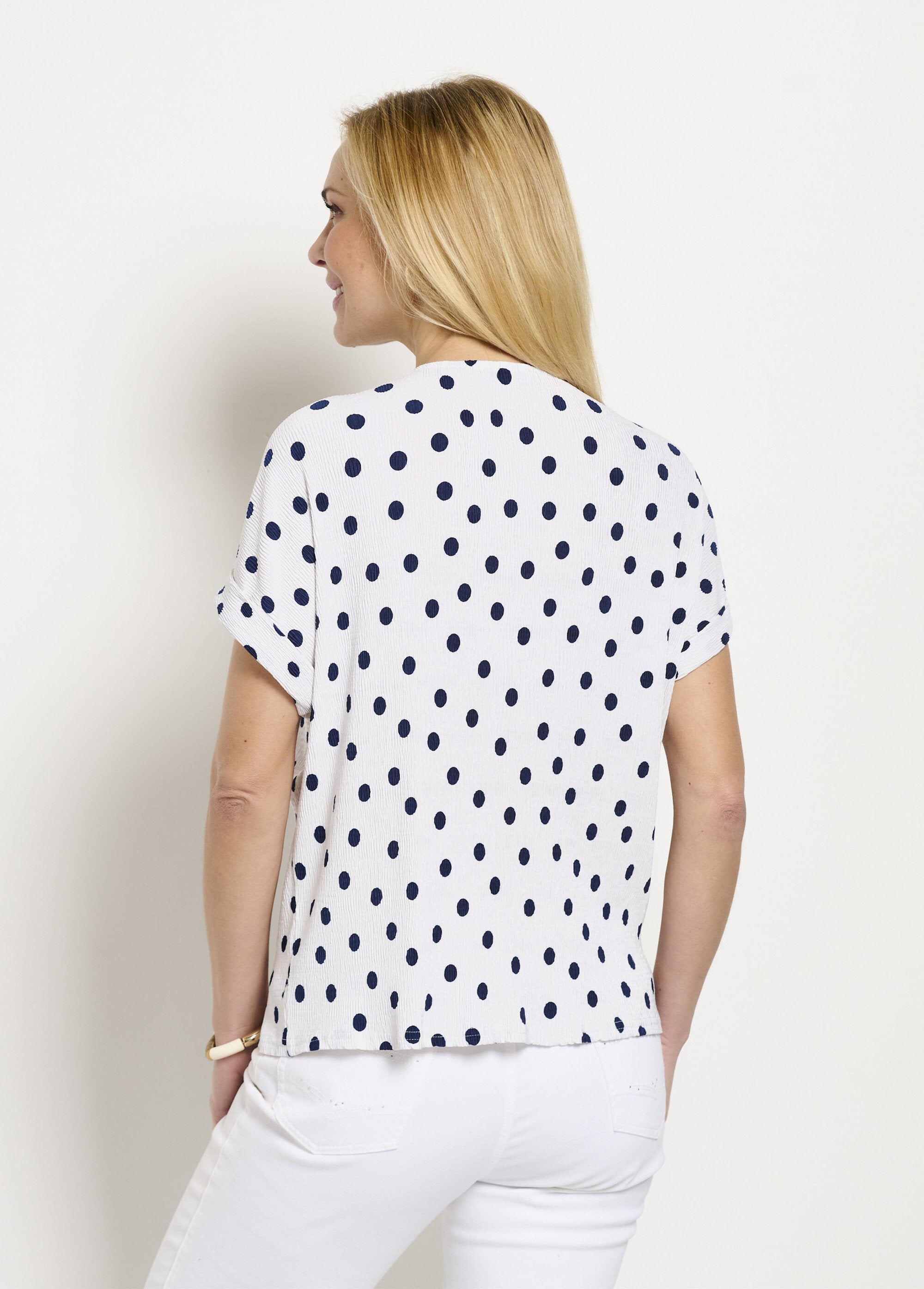 Camiseta_holgada_con_cuello_en_V_y_estampado_de_lunares_Blanco_y_azul_marino_DO1_slim