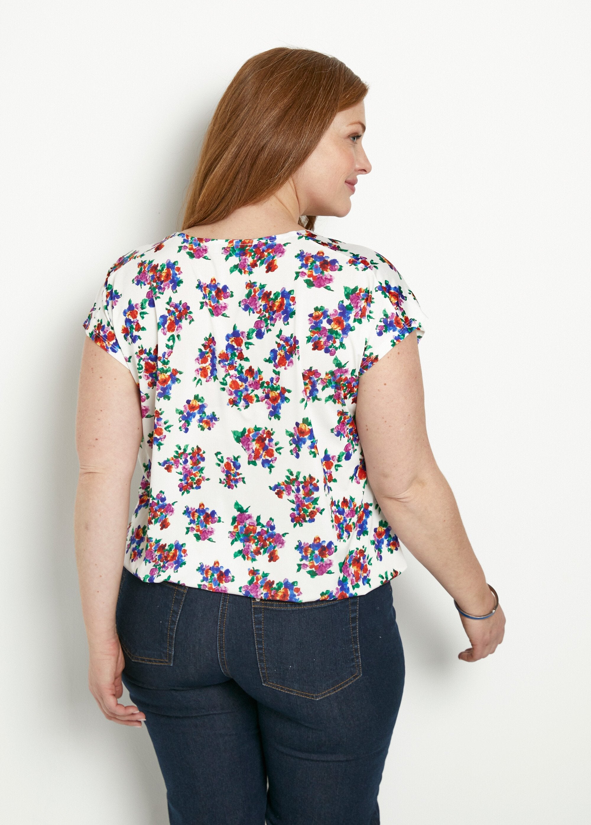 Blusa_con_cuello_joya_floral_Fondo_blanco_DO1_curvy