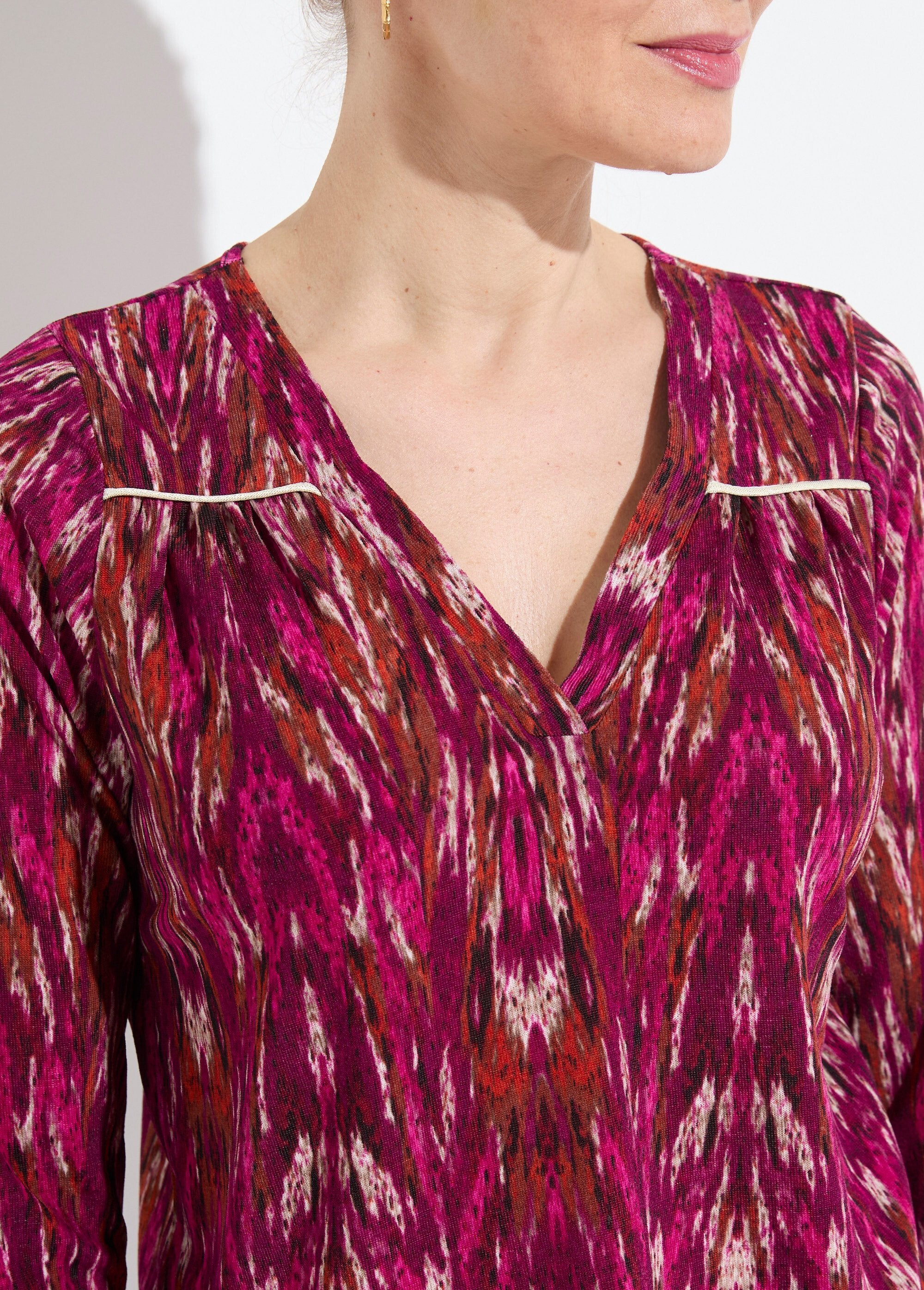 Camiseta_cálida_de_manga_larga_con_cuello_en_V_y_estampado_Grosella_negra_y_beige_DE1_slim