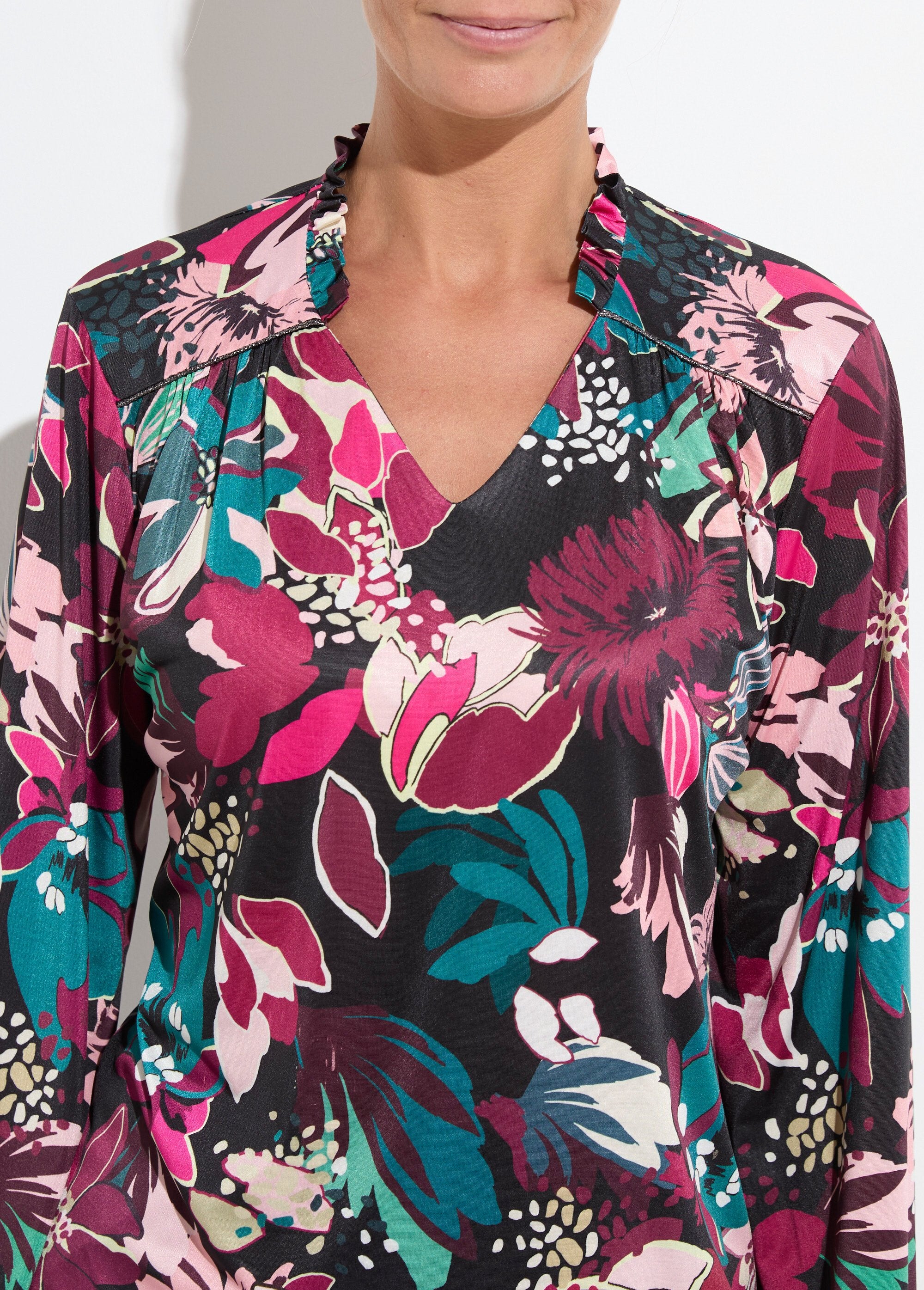 Camiseta_de_cuello_alto_con_estampado_de_flores_Estampado_fucsia_DE1_slim