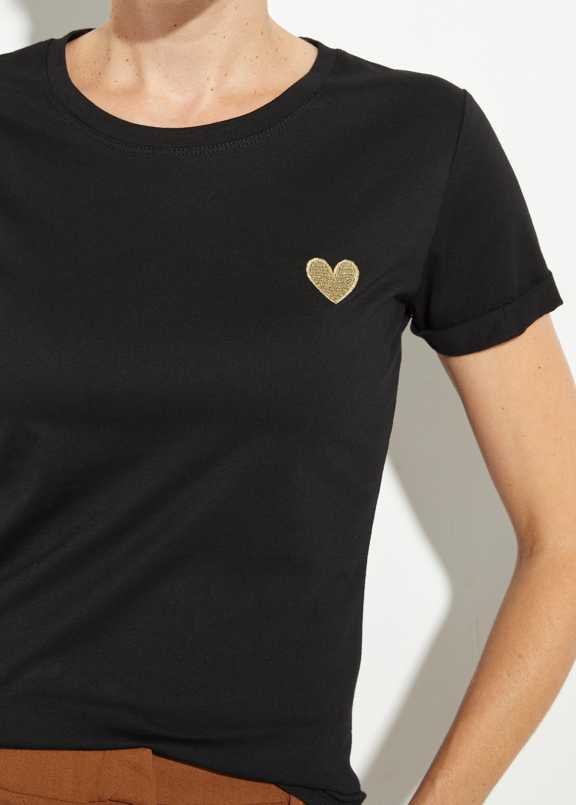 Camiseta_de_cuello_redondo_con_bordado_de_corazón_en_el_pecho._Negro_DE1_slim