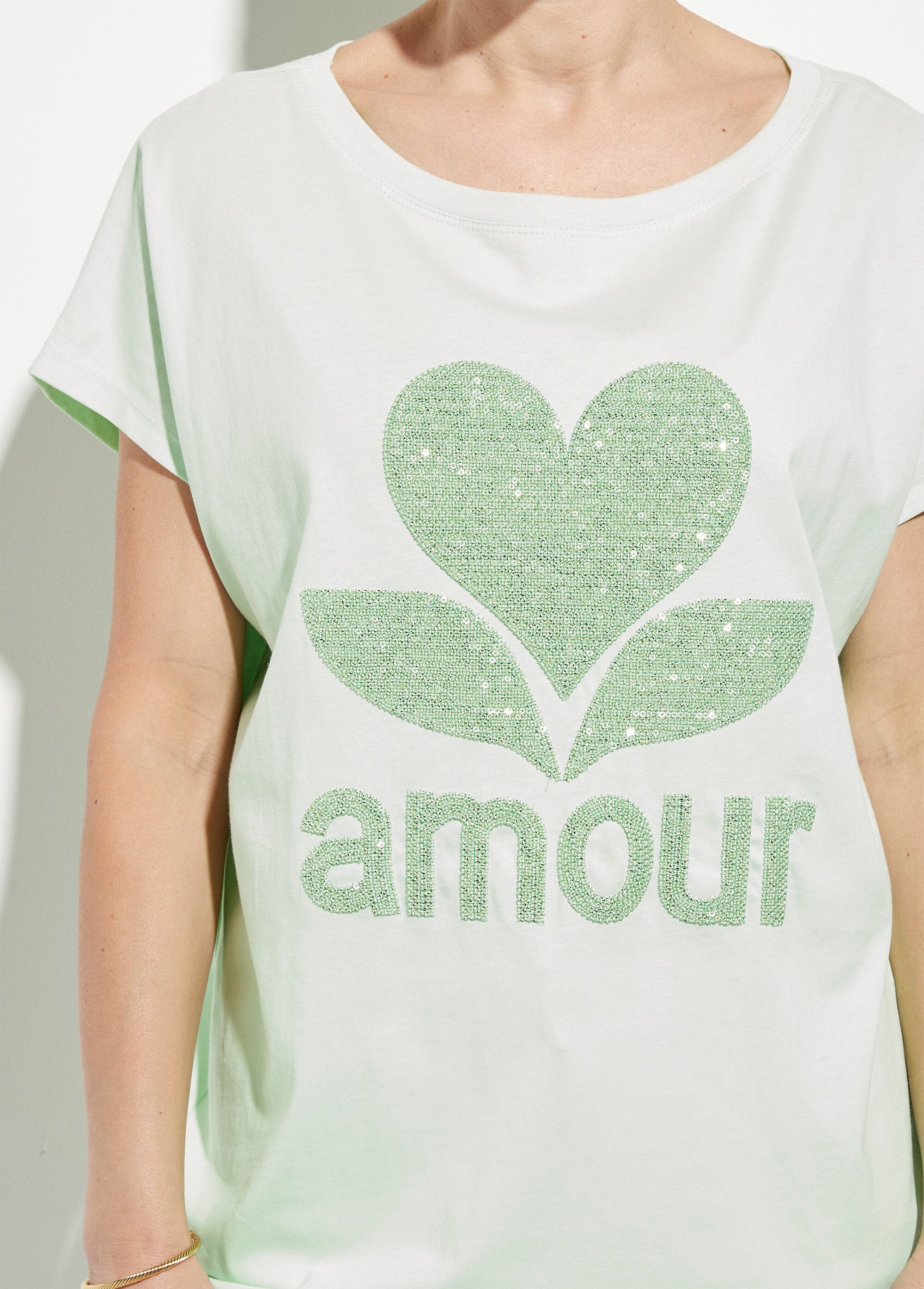 Camiseta_de_cuello_redondo_con_estampado_Love_brillante_Verde_DE1_slim