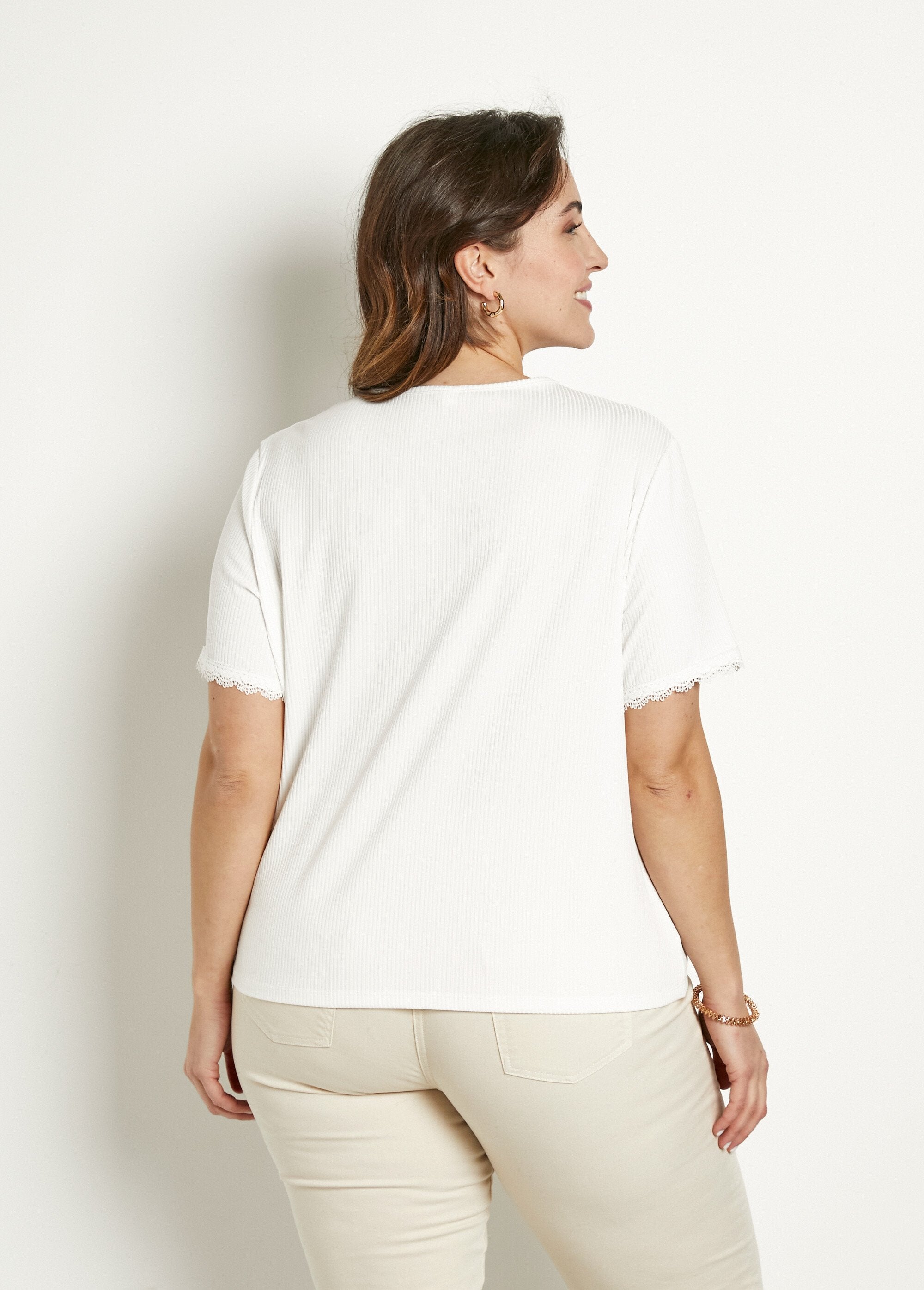 Camiseta_de_manga_corta_con_cuello_en_V_y_encaje_de_canalé_fino_Blanco,_Blanca_DO1_curvy